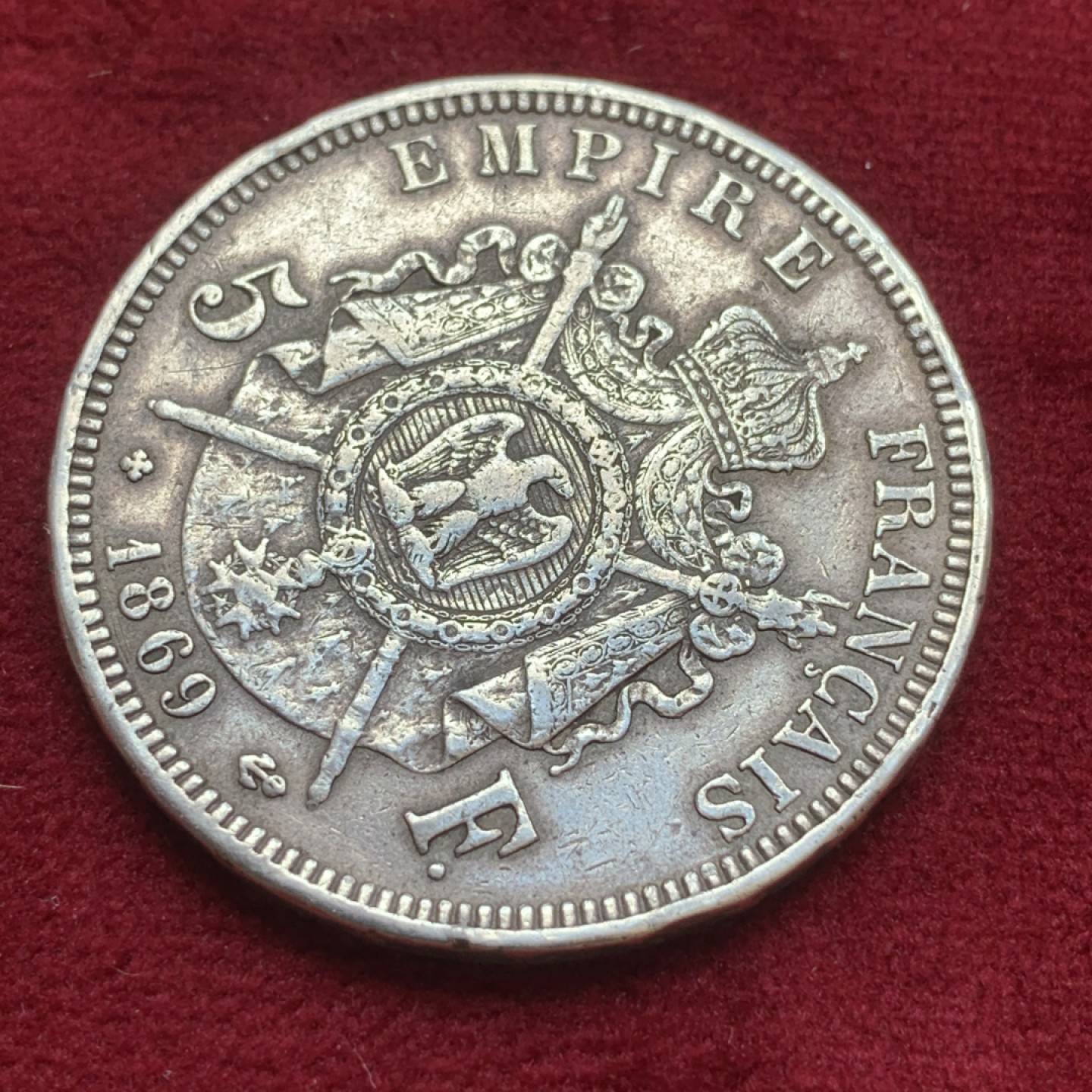 《竞宝斋》第85场-本周日，周一2场连拍（全场不限金额包邮） 法国 1869年 5法郎 皇帝拿破仑三世像银币 近未流通品相 磨损很少 图案和文字都很清晰 高点俱在 