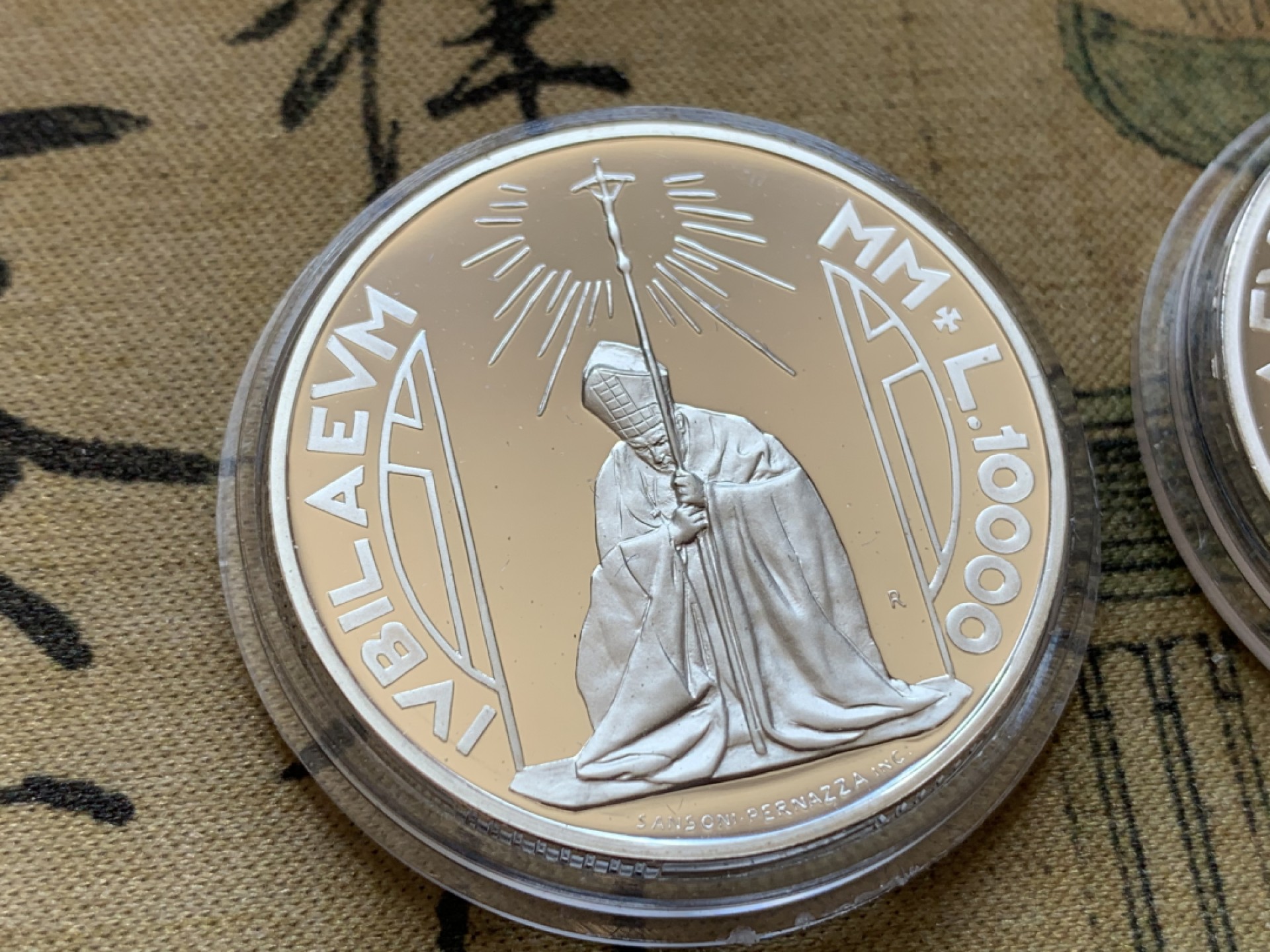 《竞宝斋》第85场-本周日，周一2场连拍（全场不限金额包邮） 原盒证书 圣马力诺2000年 教皇迎接千禧年 5000和10000里拉 精制PROOF银币一对