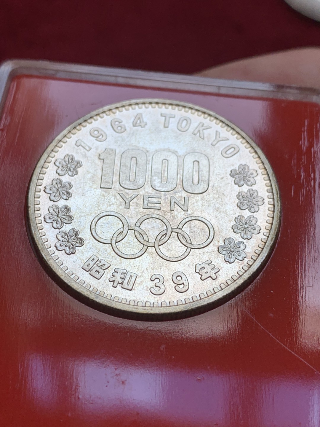 《竞宝斋》第85场-本周日，周一2场连拍（全场不限金额包邮） BU品相 少见造币厂原盒 日本 1964年 东京奥运会银币 红色原盒 此枚币有镜面底板 已自然生成浅五彩 值得收藏