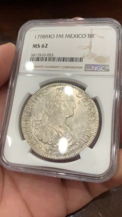 《竞宝斋》第85场-本周日，周一2场连拍（全场不限金额包邮） NGC MS62 墨西哥 1798年 早期 卡四 双柱大银币 双面深打细节 背面PL感十足 状态十分到位