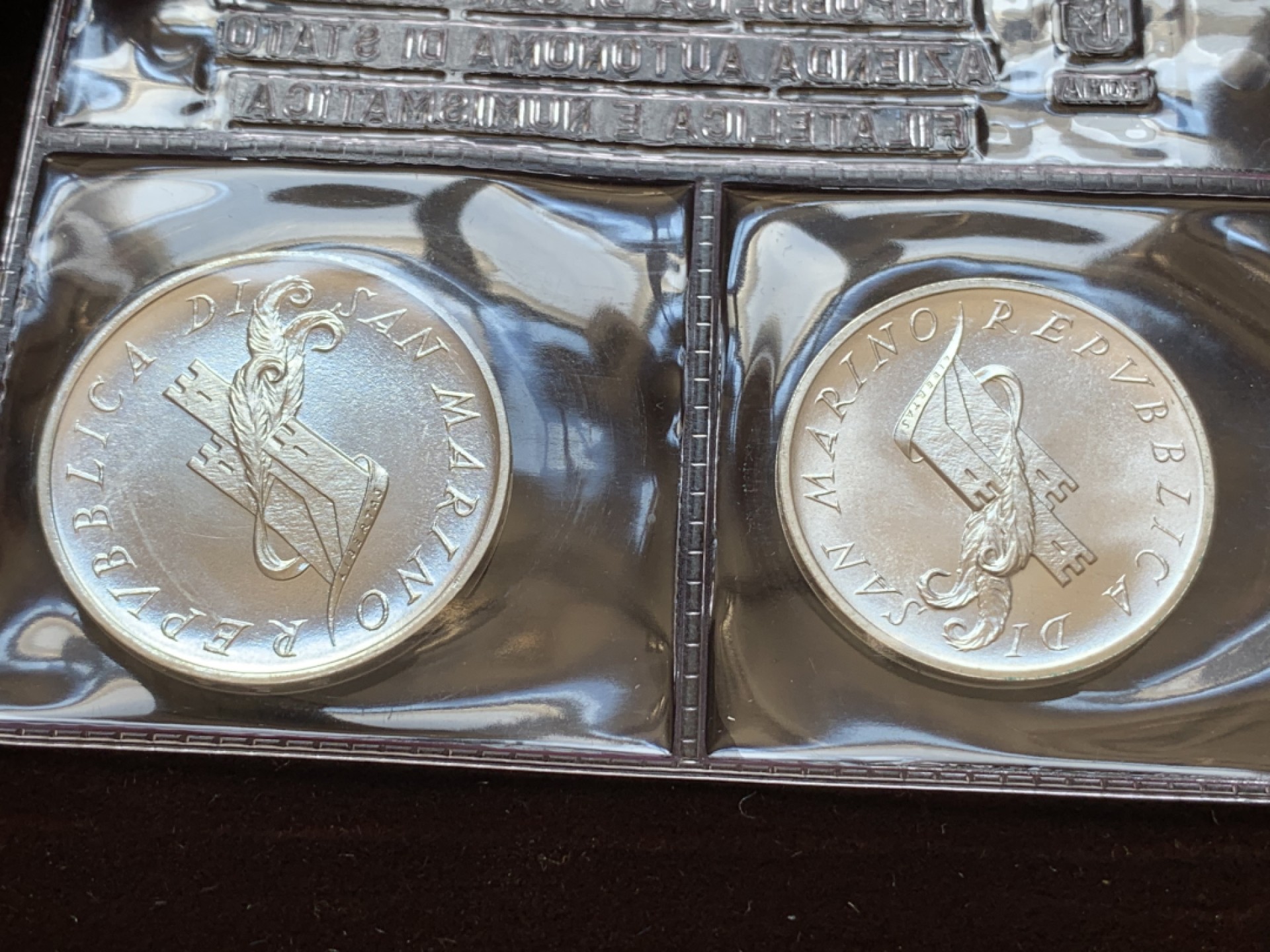 《竞宝斋》第85场-本周日，周一2场连拍（全场不限金额包邮） 原盒证书 圣马力诺1987年 萨格勒布运动会 500和1000里拉银币一对