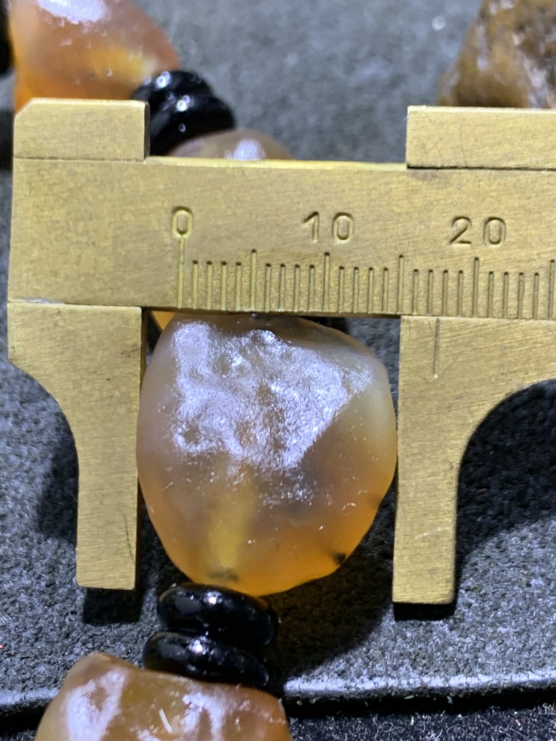精美天然阿拉善酒红大颗粒糖心玛瑙异形原石手串一条