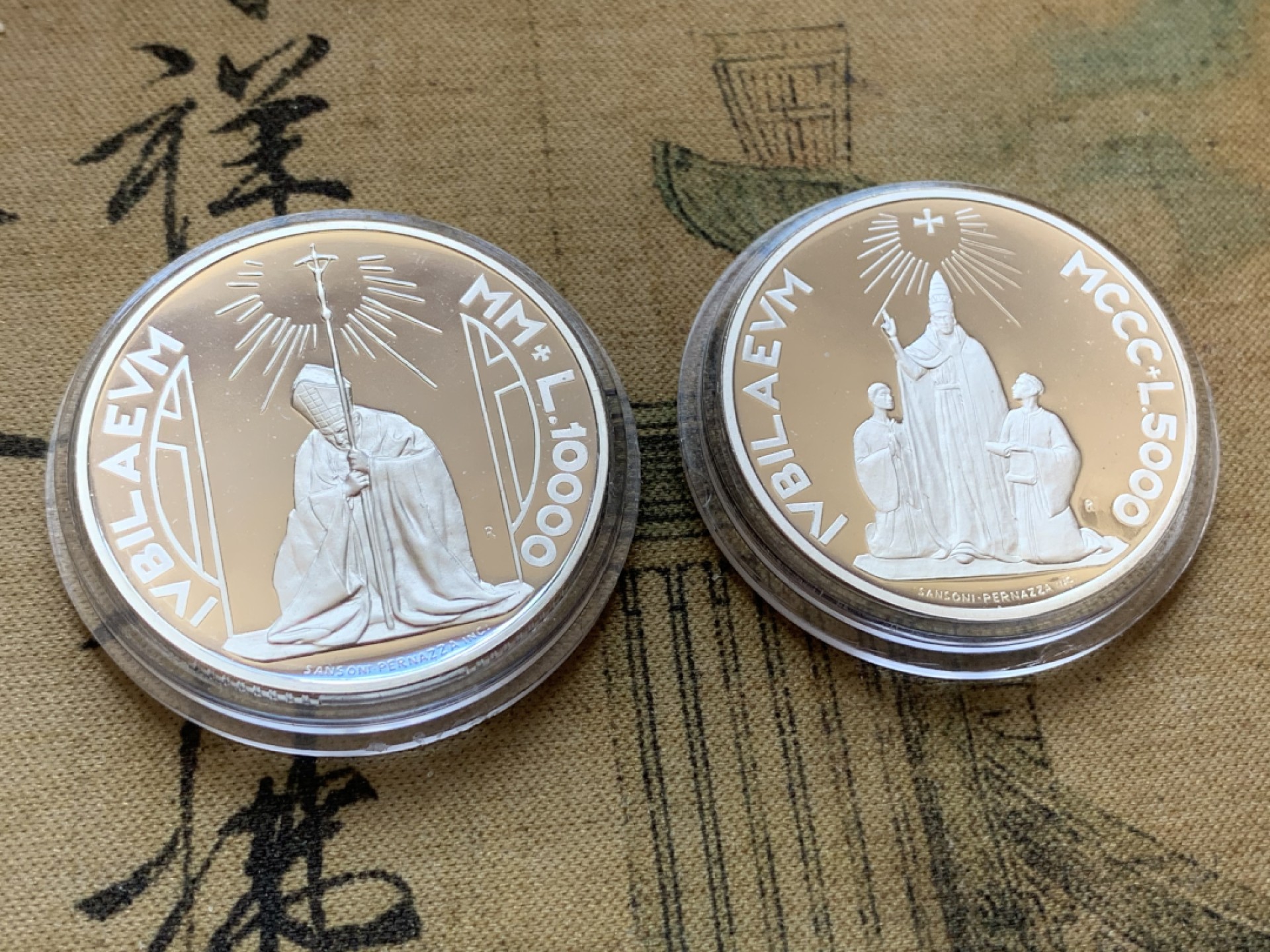 《竞宝斋》第85场-本周日，周一2场连拍（全场不限金额包邮） 原盒证书 圣马力诺2000年 教皇迎接千禧年 5000和10000里拉 精制PROOF银币一对