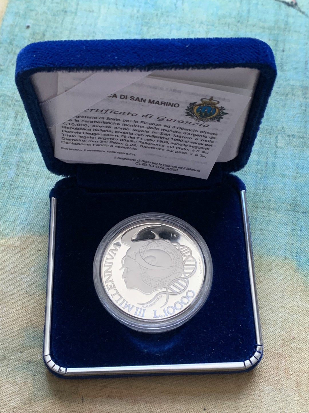 《竞宝斋》第85场-本周日，周一2场连拍（全场不限金额包邮） 原盒证书 圣马力诺1999年 千禧年纪念 10000里拉 精制大银币PROOF 22克 835银