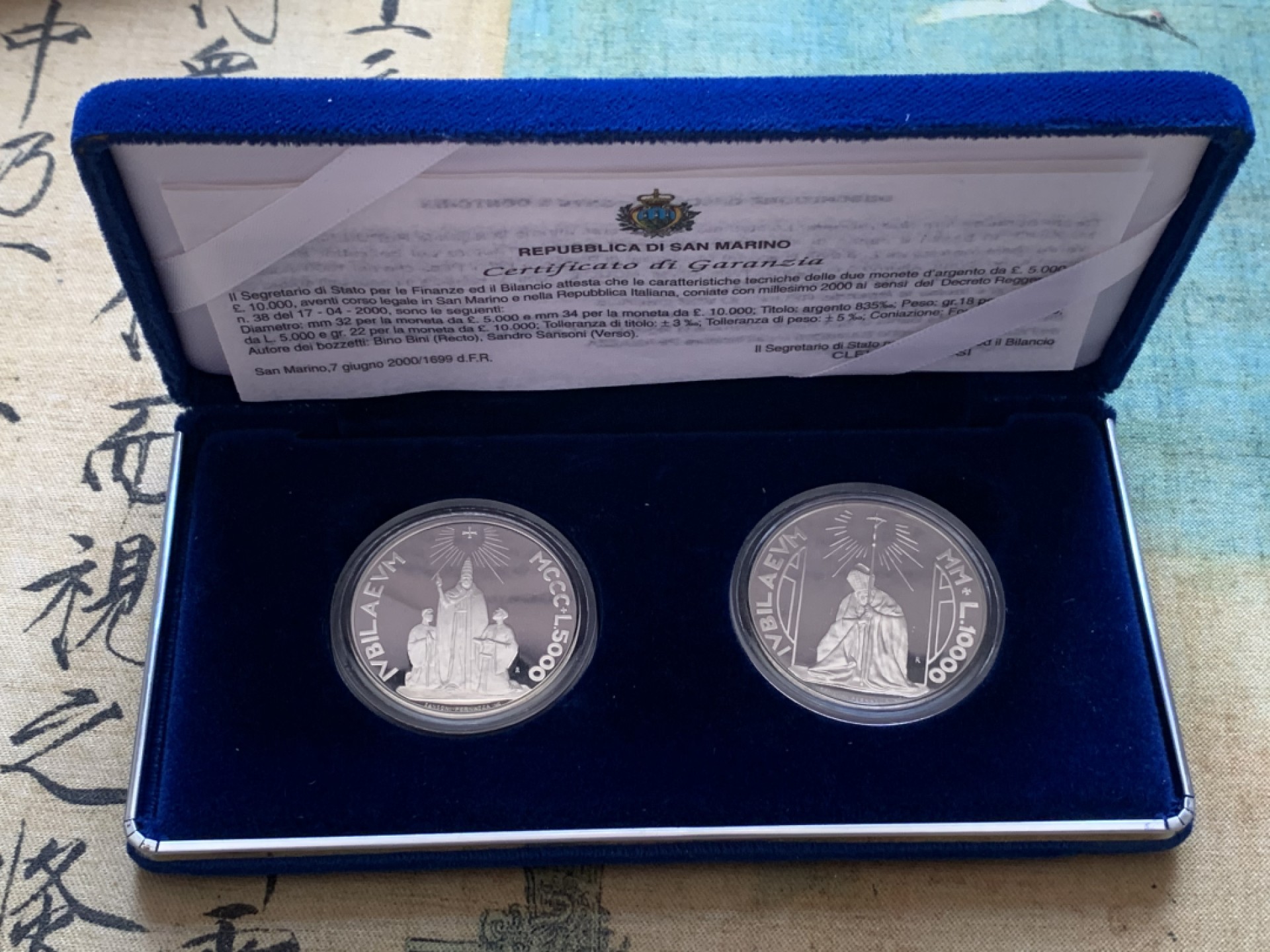 《竞宝斋》第85场-本周日，周一2场连拍（全场不限金额包邮） 原盒证书 圣马力诺2000年 教皇迎接千禧年 5000和10000里拉 精制PROOF银币一对
