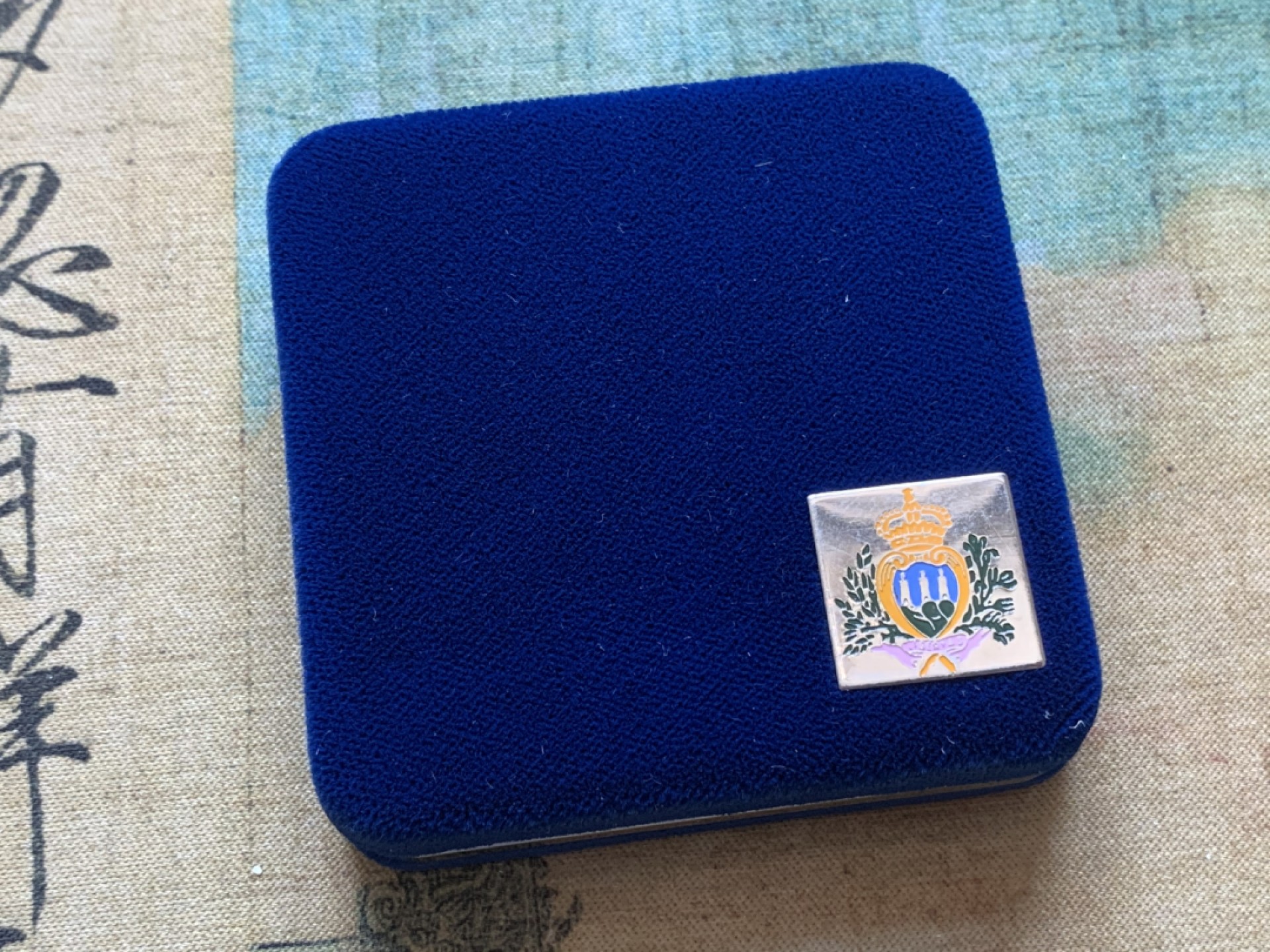 《竞宝斋》第85场-本周日，周一2场连拍（全场不限金额包邮） 原盒证书 圣马力诺1999年 千禧年纪念 10000里拉 精制大银币PROOF 22克 835银