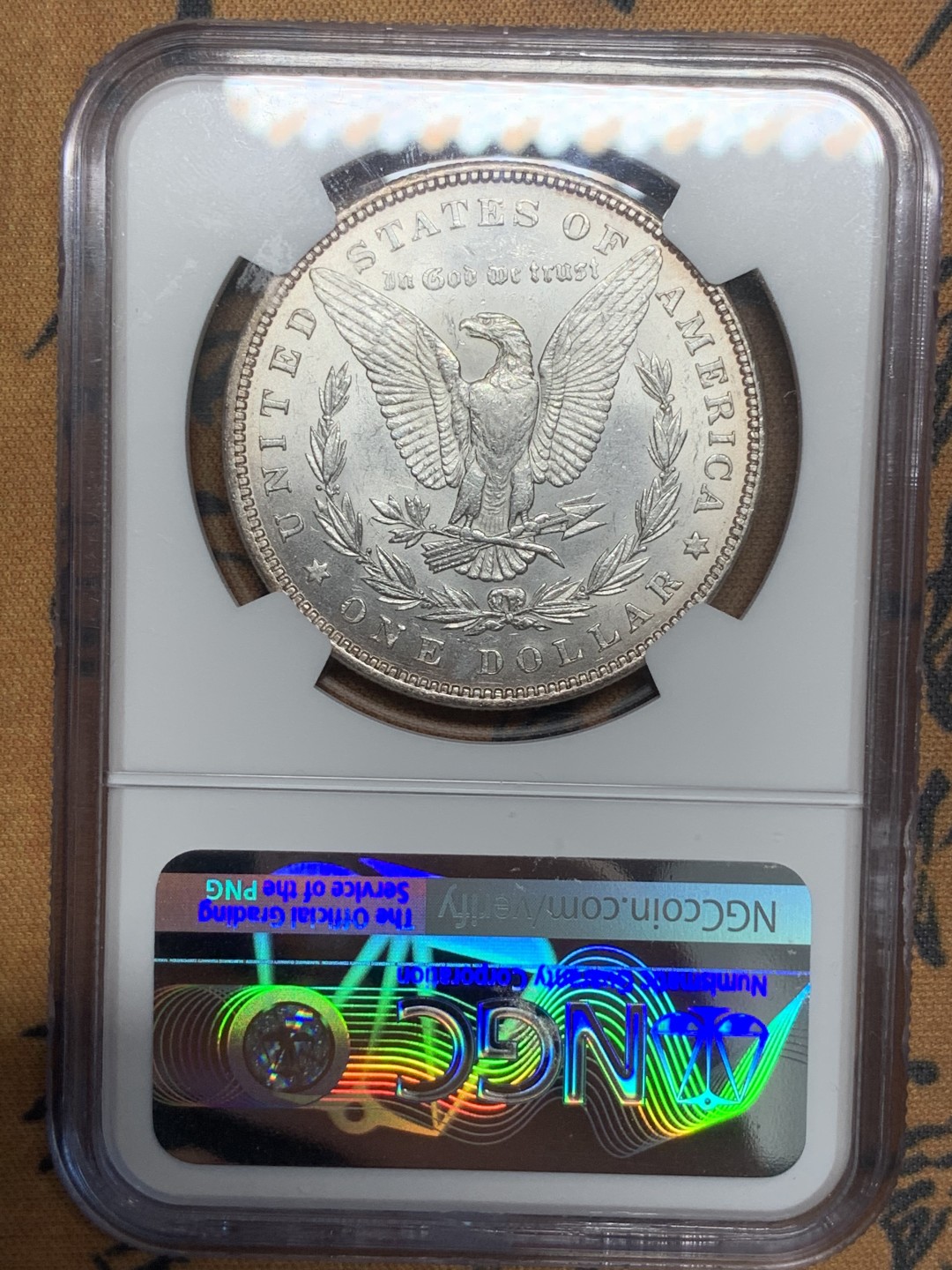 《竞宝斋》第85场-本周日，周一2场连拍（全场不限金额包邮） NGC-MS62 美国 1881年P版 摩根1元 银币 该年份P厂发行量很少 书价略高于其他常见厂别 淡玫瑰色环彩很漂亮