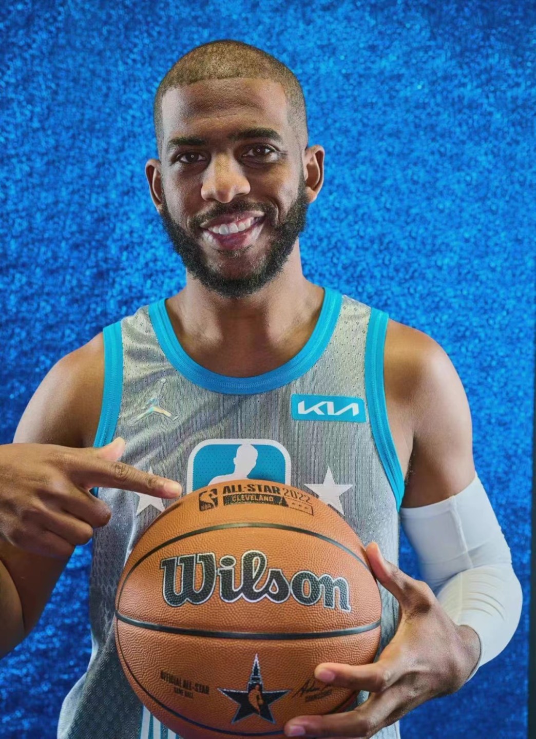 零元拍：“控卫之神”克里斯-保罗亲笔签名Wilson NBA75周年官方纪念篮球。