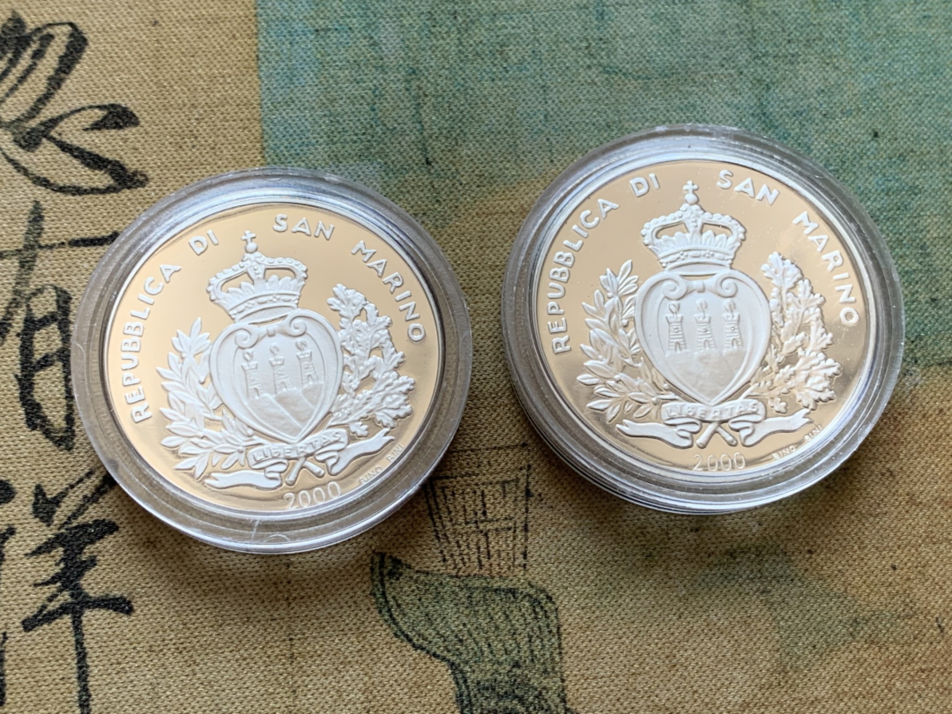 《竞宝斋》第85场-本周日，周一2场连拍（全场不限金额包邮） 原盒证书 圣马力诺2000年 教皇迎接千禧年 5000和10000里拉 精制PROOF银币一对