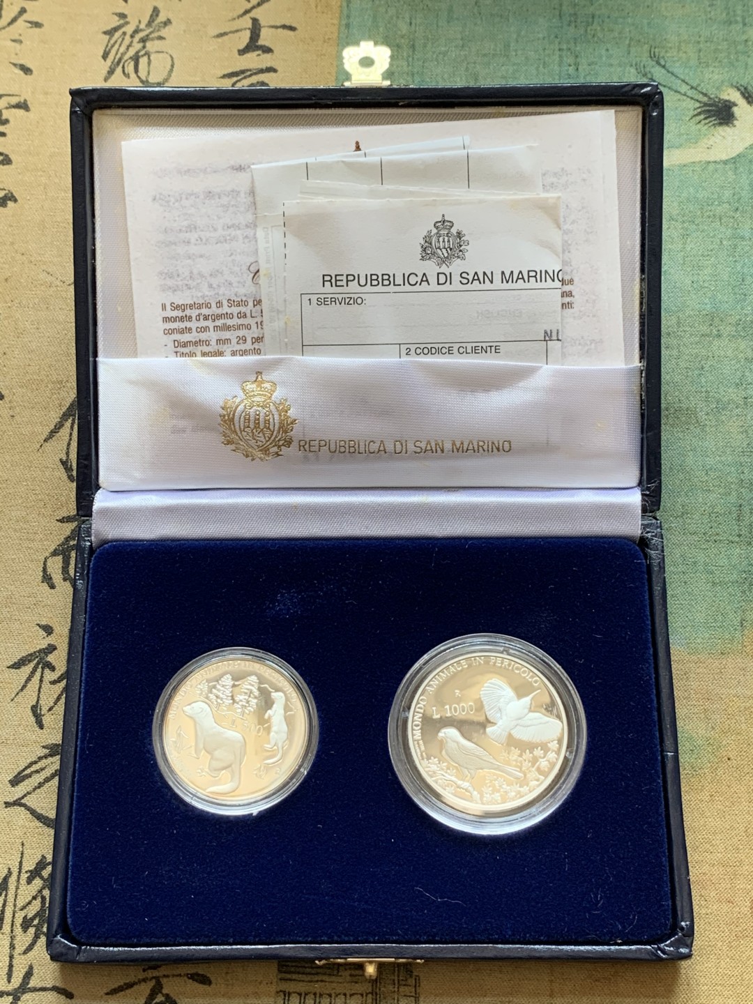 《竞宝斋》第85场-本周日，周一2场连拍（全场不限金额包邮） 原盒证书 圣马力诺1993年 珍稀动物鼬鼠，啄木鸟和红隼精制银币 500/1000里拉 动物系少见品种