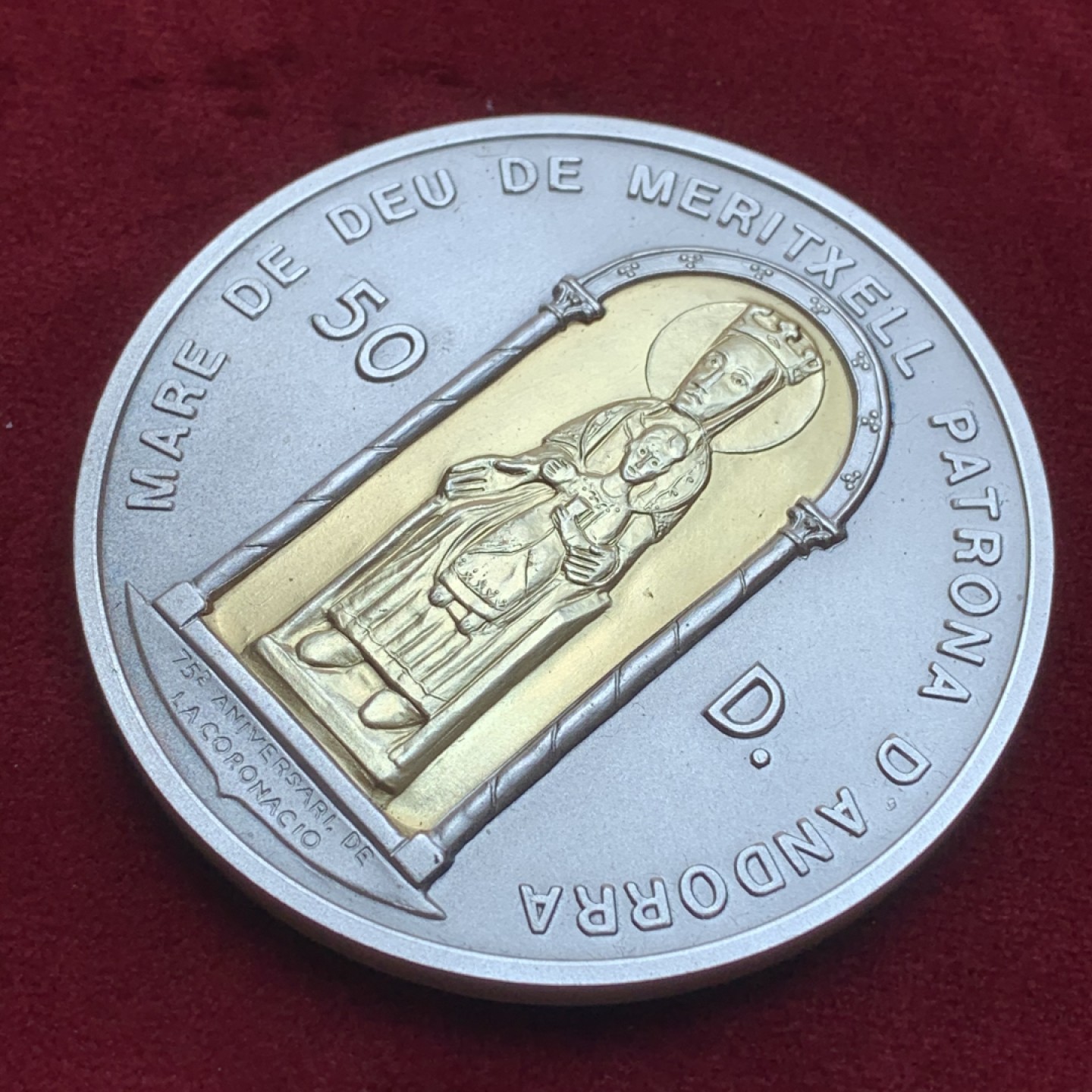 《竞宝斋》第85场-本周日，周一2场连拍（全场不限金额包邮） 安道尔1996年 50第纳尔 圣母抱婴155.5克银+2.5克金子 5盎司尺寸大银币 5000枚的发行量 非常稀少