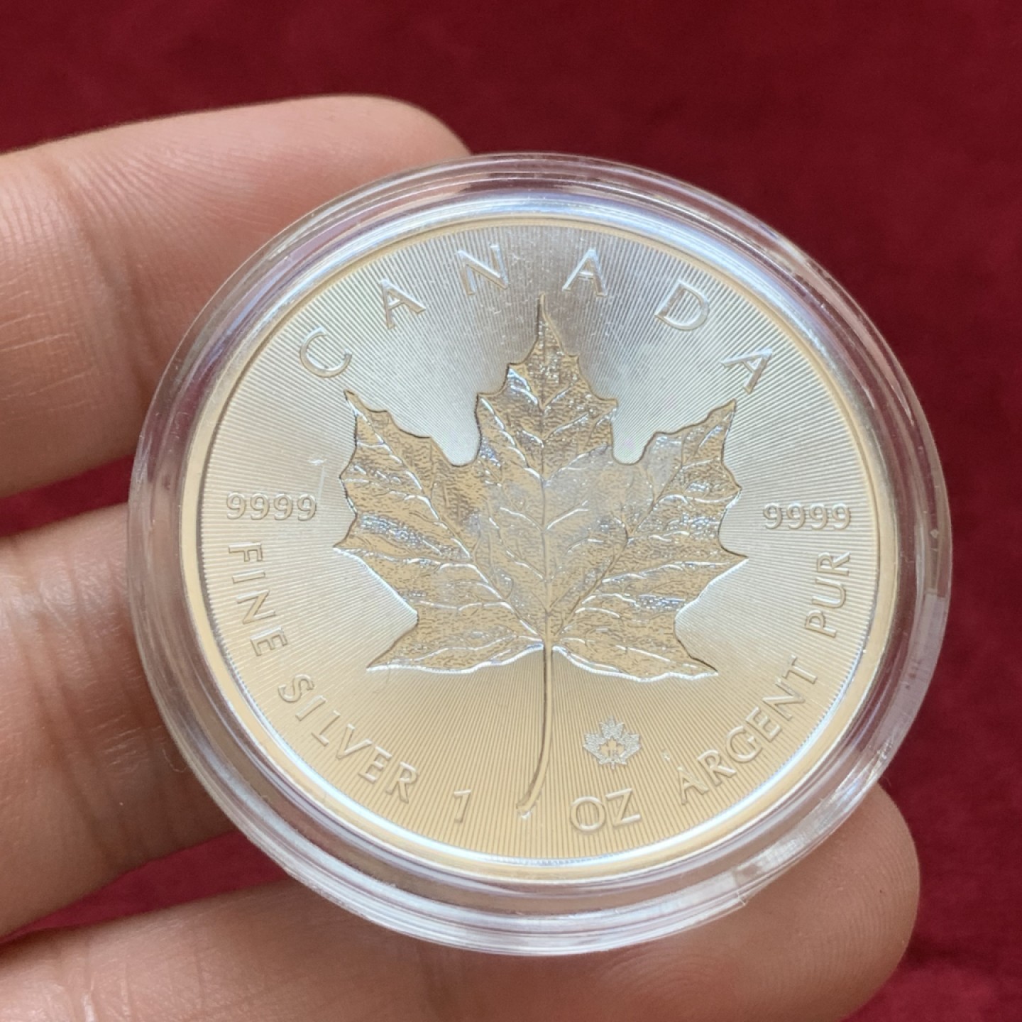 《竞宝斋》第85场-本周日，周一2场连拍（全场不限金额包邮） 加拿大 2018年 双面凹版1盎司枫叶投资银币 9999纯银银币 四种纯度最高的投资银币之一 该年份特殊设计了凹陷的人像和枫叶 