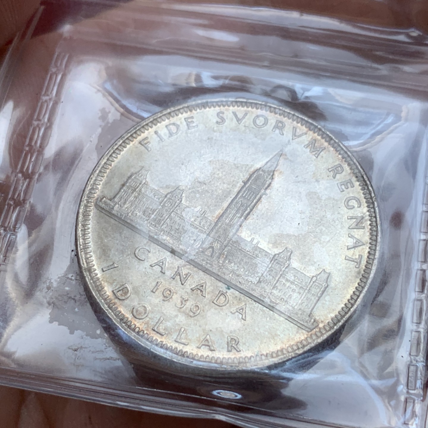 《竞宝斋》第85场-本周日，周一2场连拍（全场不限金额包邮） 加拿大本土评级ICCS-MS62。加拿大1939国会大厦银币。不多见的品种，品相很棒