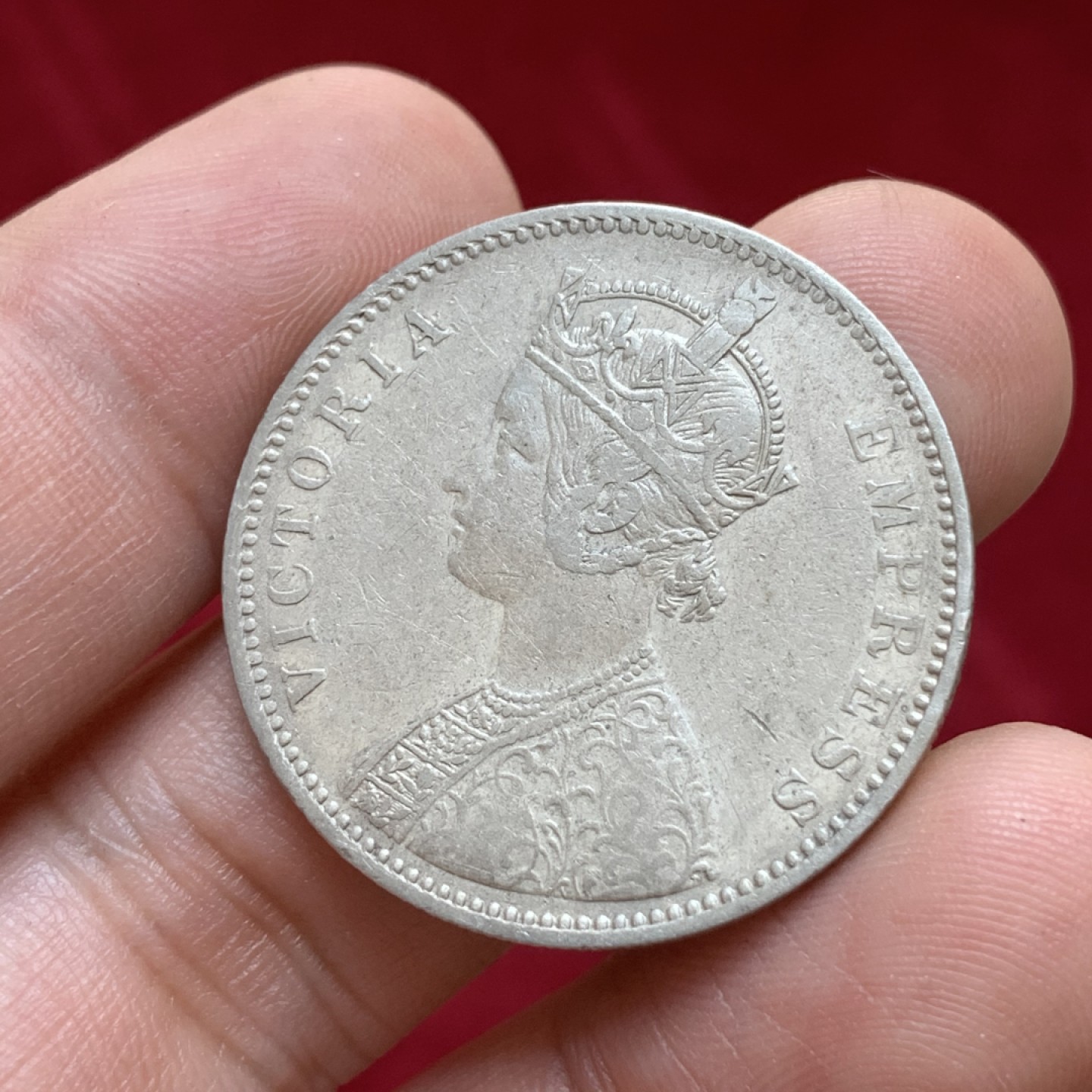 《竞宝斋》第85场-本周日，周一2场连拍（全场不限金额包邮） 英属印度 1877年 维多利亚 1卢比 银币