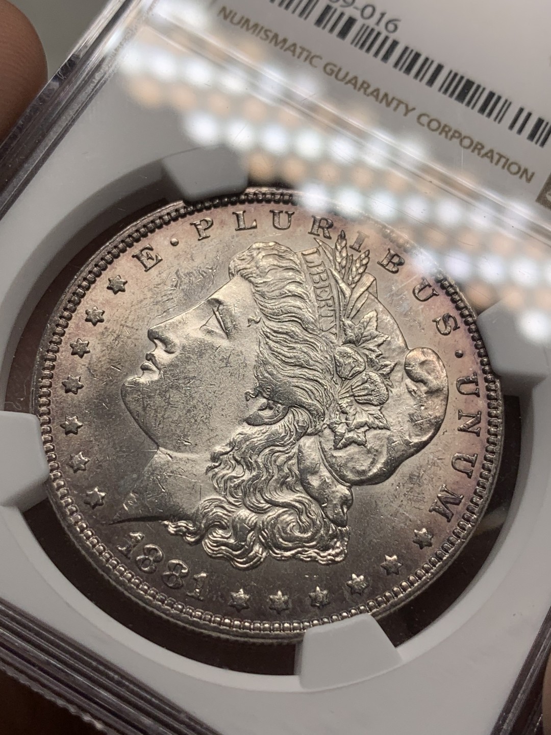 《竞宝斋》第85场-本周日，周一2场连拍（全场不限金额包邮） NGC-MS62 美国 1881年P版 摩根1元 银币 该年份P厂发行量很少 书价略高于其他常见厂别 淡玫瑰色环彩很漂亮