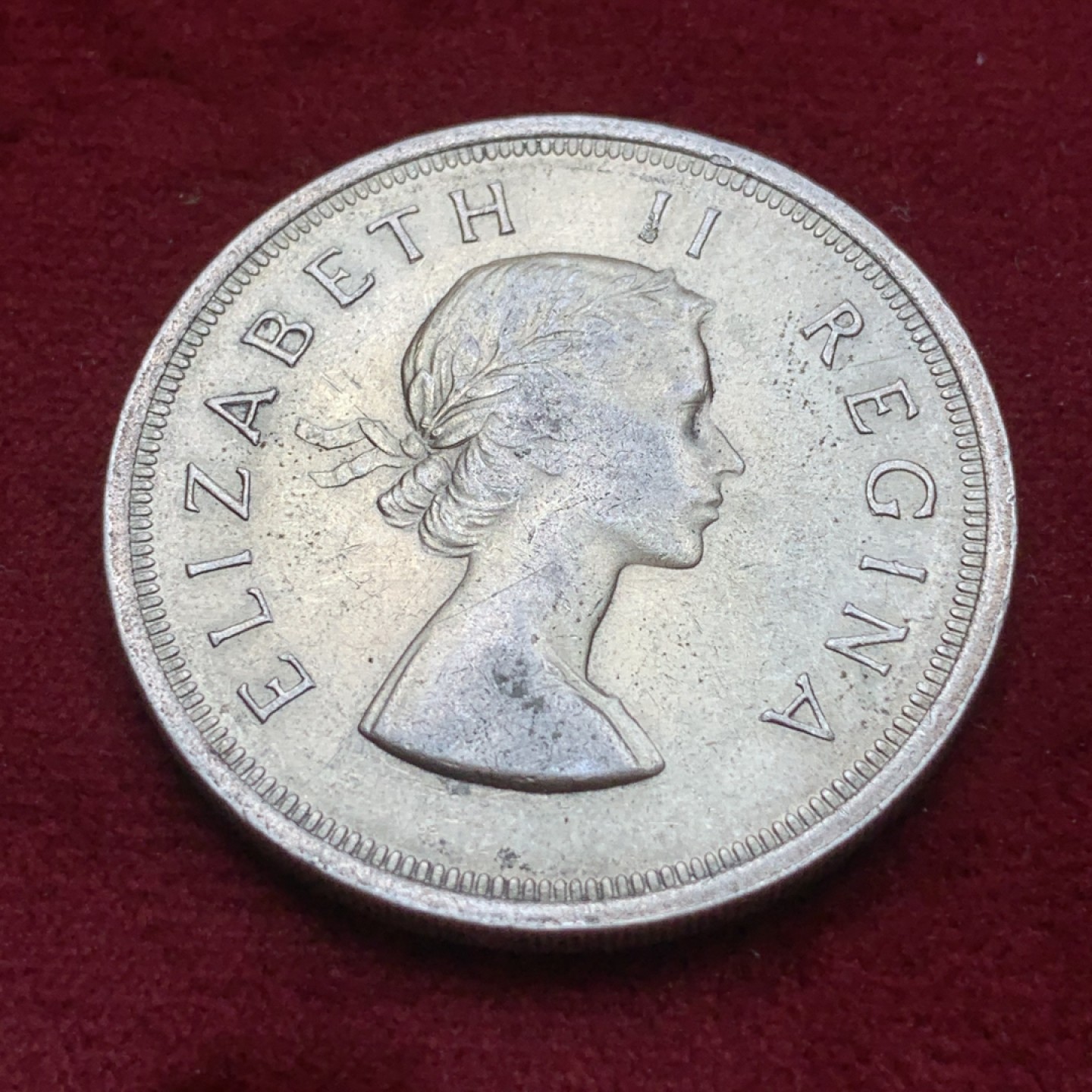 《竞宝斋》第85场-本周日，周一2场连拍（全场不限金额包邮） 1957年 南非 伊丽莎白二世 跳羚1克朗 银币