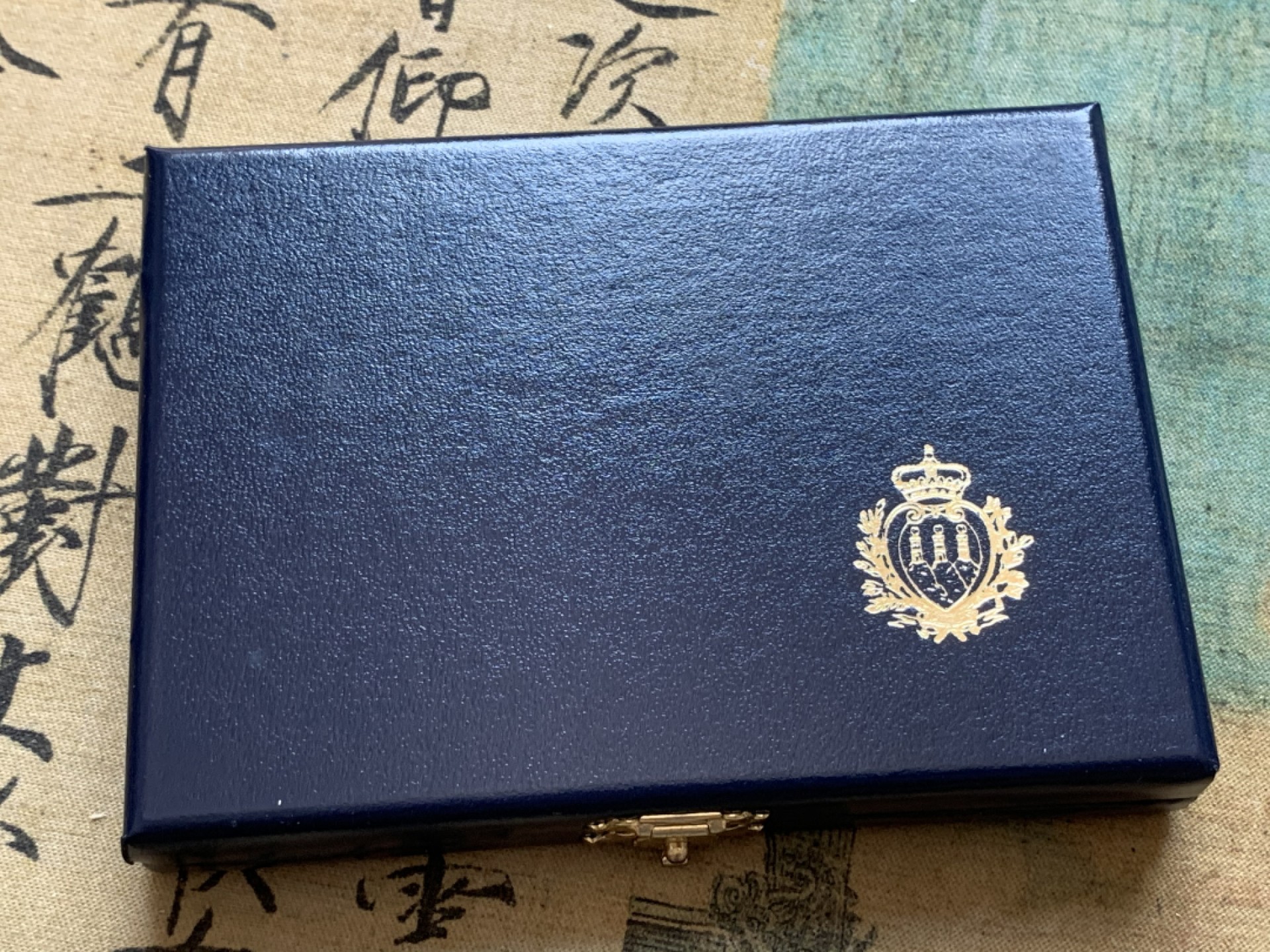 《竞宝斋》第85场-本周日，周一2场连拍（全场不限金额包邮） 原盒证书 圣马力诺1993年 珍稀动物鼬鼠，啄木鸟和红隼精制银币 500/1000里拉 动物系少见品种