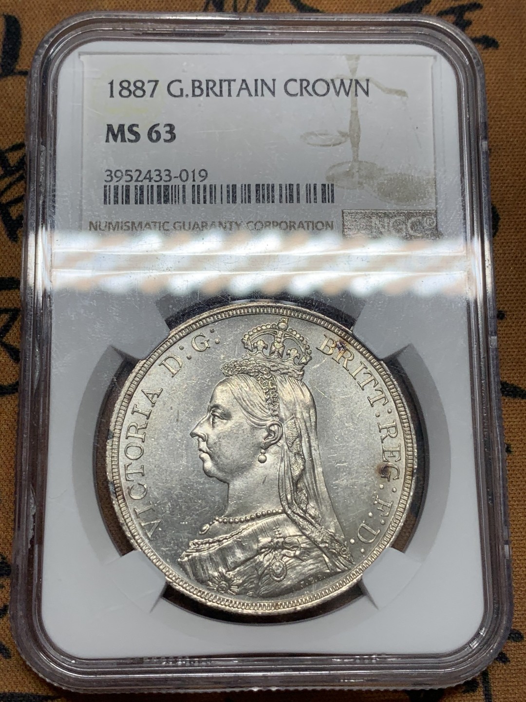 《竞宝斋》第85场-本周日，周一2场连拍（全场不限金额包邮） NGC MS63 英国 1887年 维多利亚 女王 高冠马剑 克朗大银币 白净爽洁 值得收藏