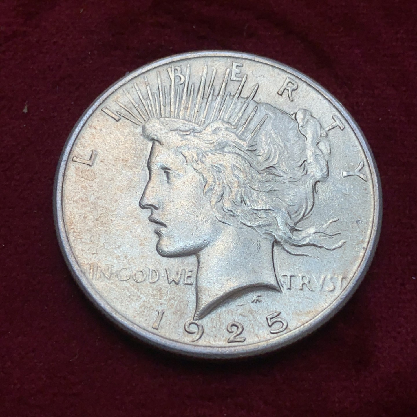 《竞宝斋》第85场-本周日，周一2场连拍（全场不限金额包邮） 美国 1925年 和平 银币 淡金包浆 不错