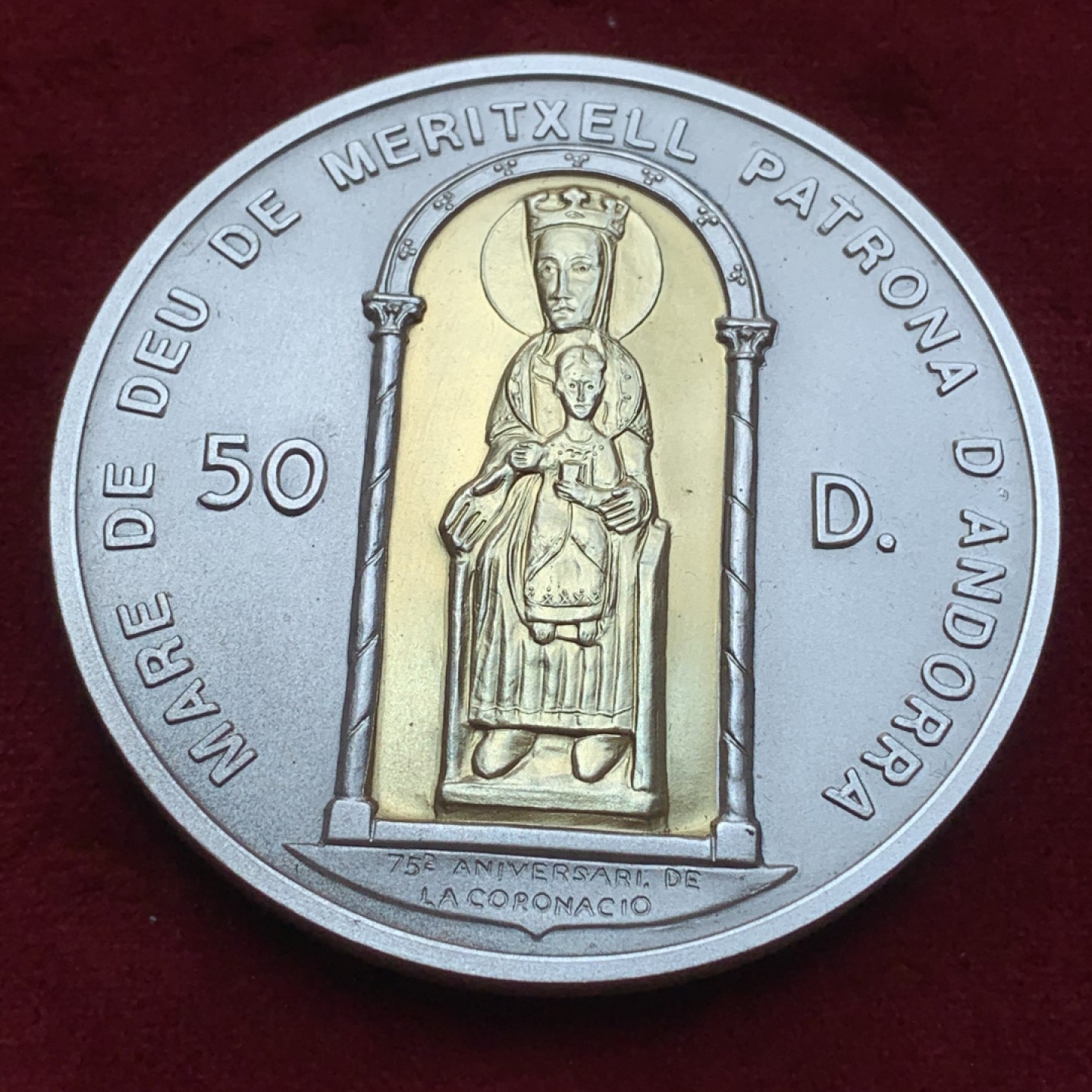 《竞宝斋》第85场-本周日，周一2场连拍（全场不限金额包邮） 安道尔1996年 50第纳尔 圣母抱婴155.5克银+2.5克金子 5盎司尺寸大银币 5000枚的发行量 非常稀少