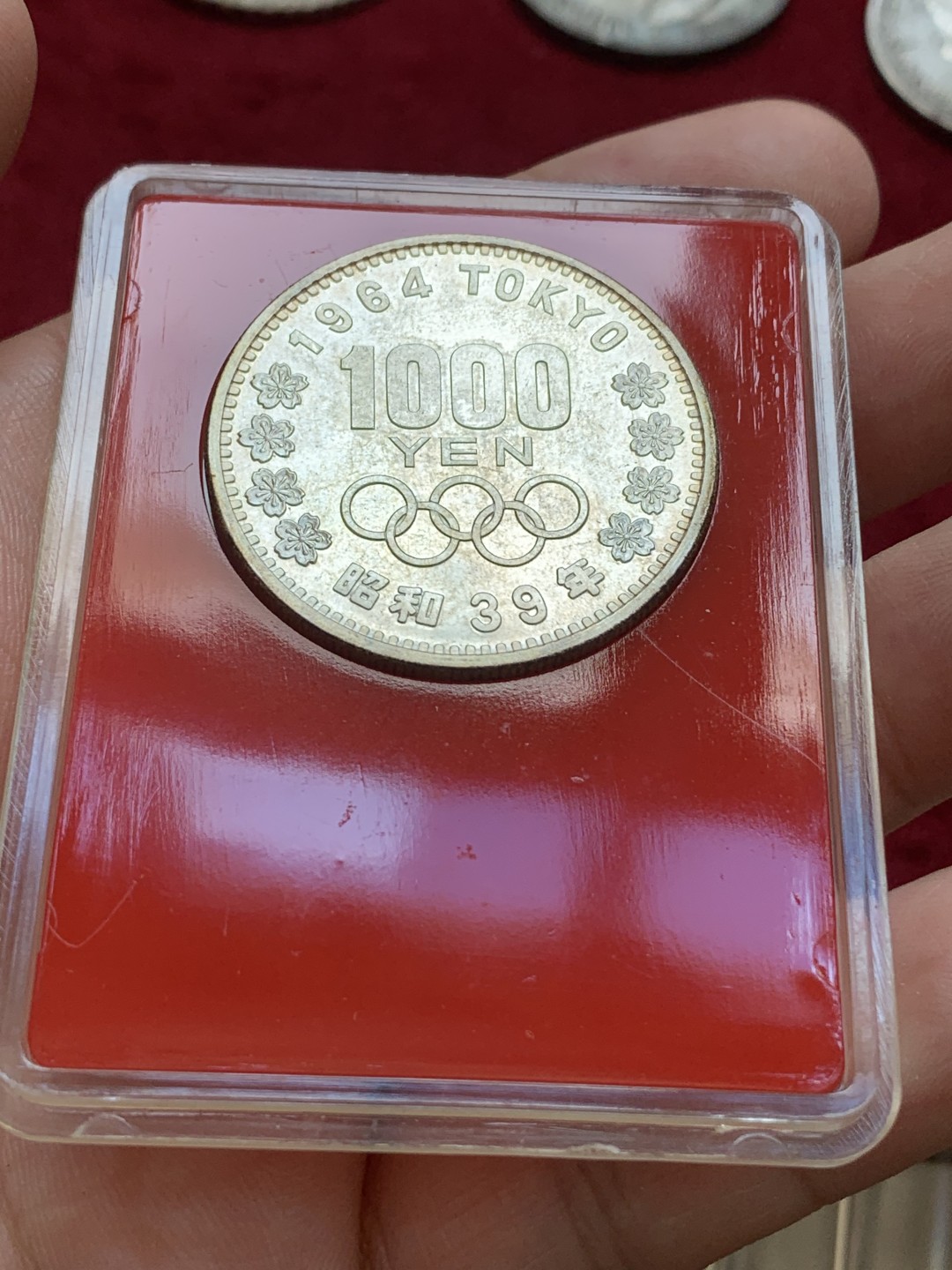 《竞宝斋》第85场-本周日，周一2场连拍（全场不限金额包邮） BU品相 少见造币厂原盒 日本 1964年 东京奥运会银币 红色原盒 此枚币有镜面底板 已自然生成浅五彩 值得收藏