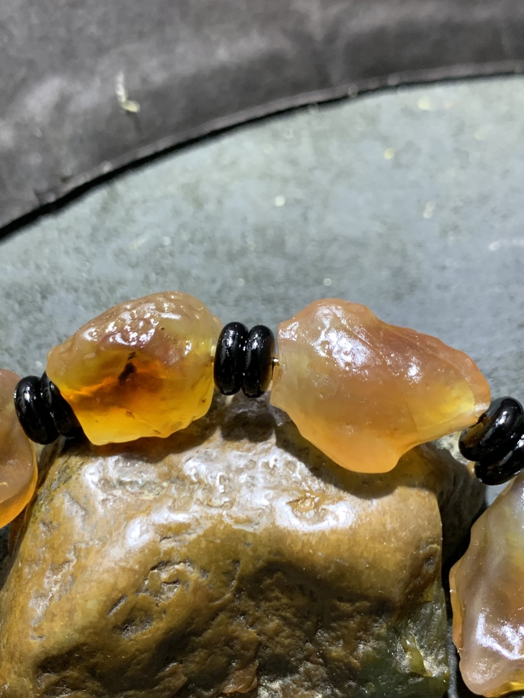 精美天然阿拉善酒红大颗粒糖心玛瑙异形原石手串一条
