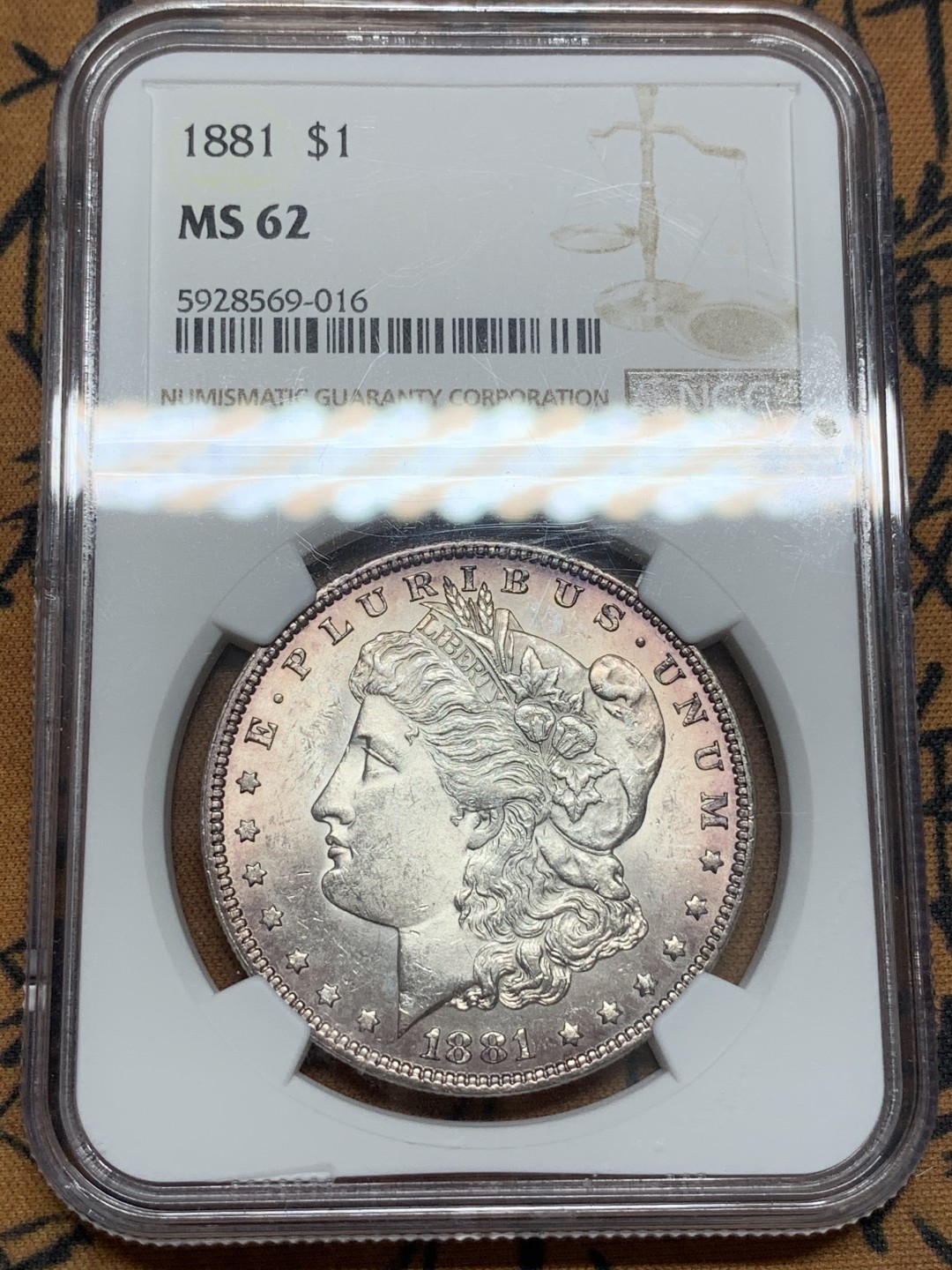 《竞宝斋》第85场-本周日，周一2场连拍（全场不限金额包邮） NGC-MS62 美国 1881年P版 摩根1元 银币 该年份P厂发行量很少 书价略高于其他常见厂别 淡玫瑰色环彩很漂亮