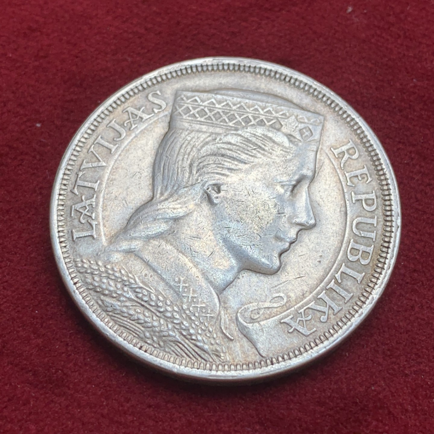 《竞宝斋》第85场-本周日，周一2场连拍（全场不限金额包邮） 拉脱维亚 1929年 拉脱维亚少女 5特拉 银币 热门品种