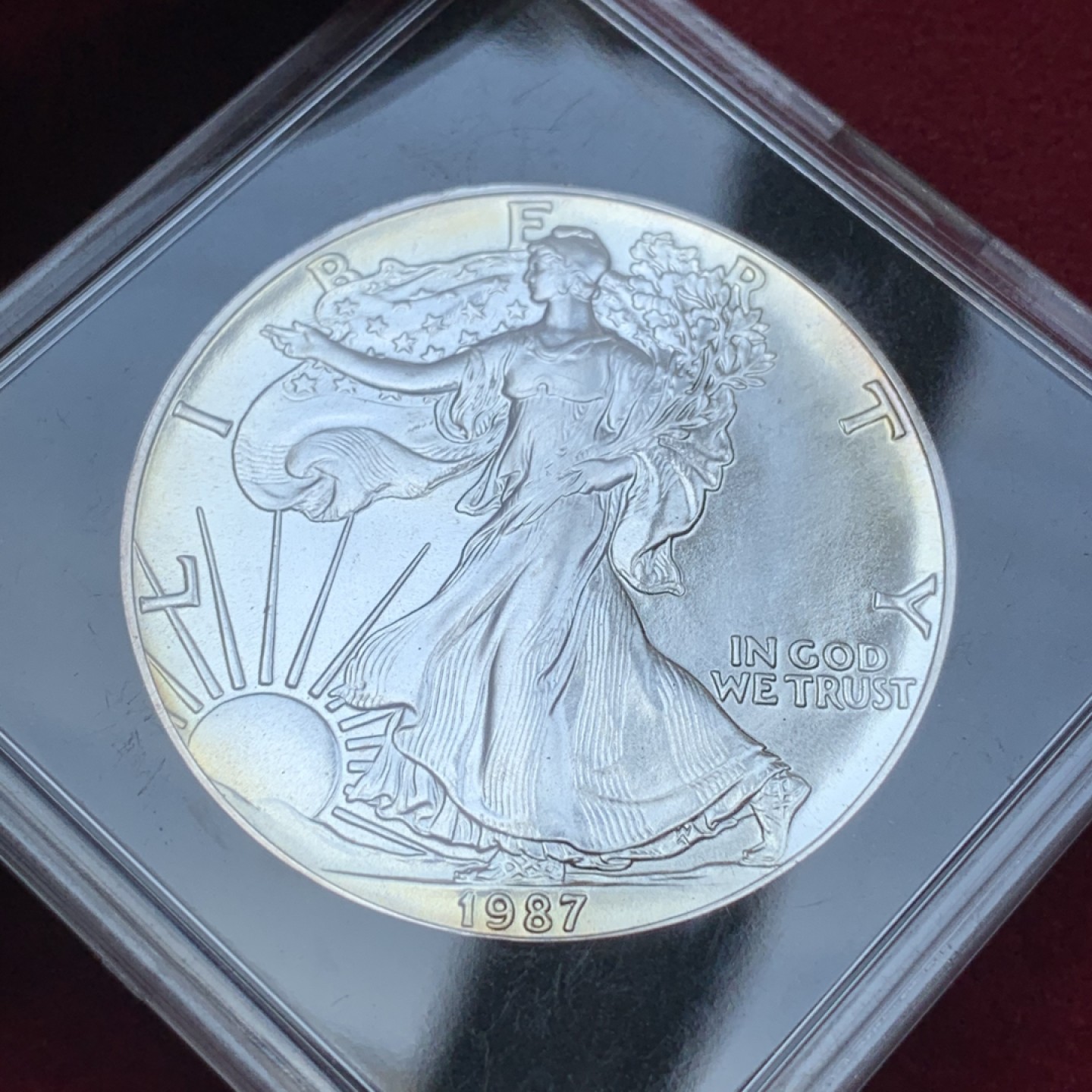 《竞宝斋》第85场-本周日，周一2场连拍（全场不限金额包邮） BU 绝美五彩 美国 1987年 行走女神999纯银1盎司投资银币 正面边缘淡淡金彩 背面完美紫金环彩 此枚从底板 光泽和色彩上都无可挑剔