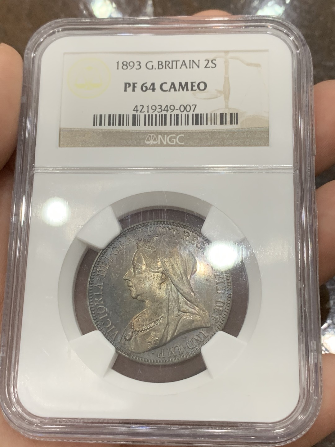 《竞宝斋》第85场-本周日，周一2场连拍（全场不限金额包邮） NGC-PF64 CAMEO 英国1893年 精制维多利亚弗洛林 正面凝霜，背面幻彩