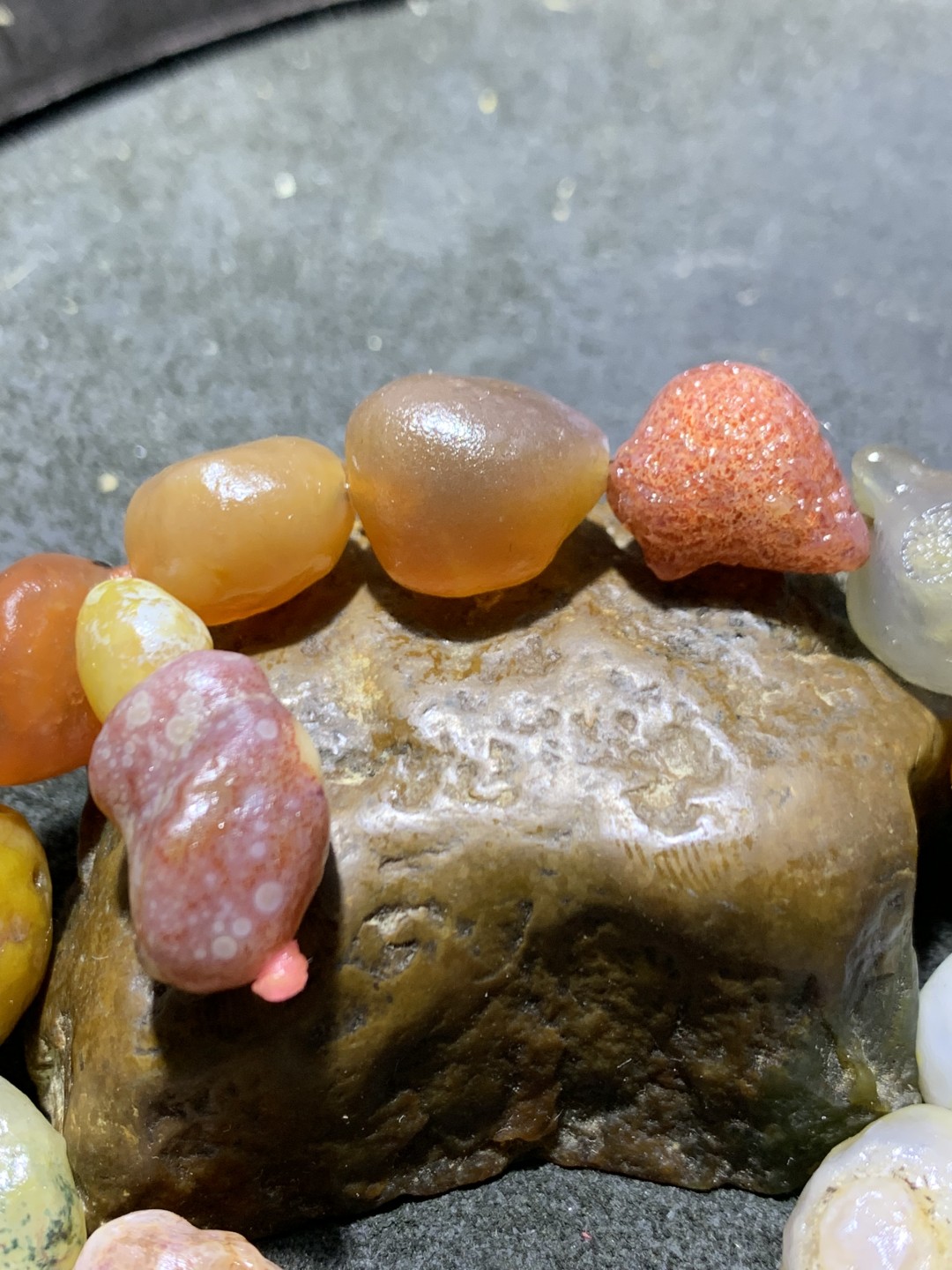天然戈壁糖心玛瑙原石手串一条！