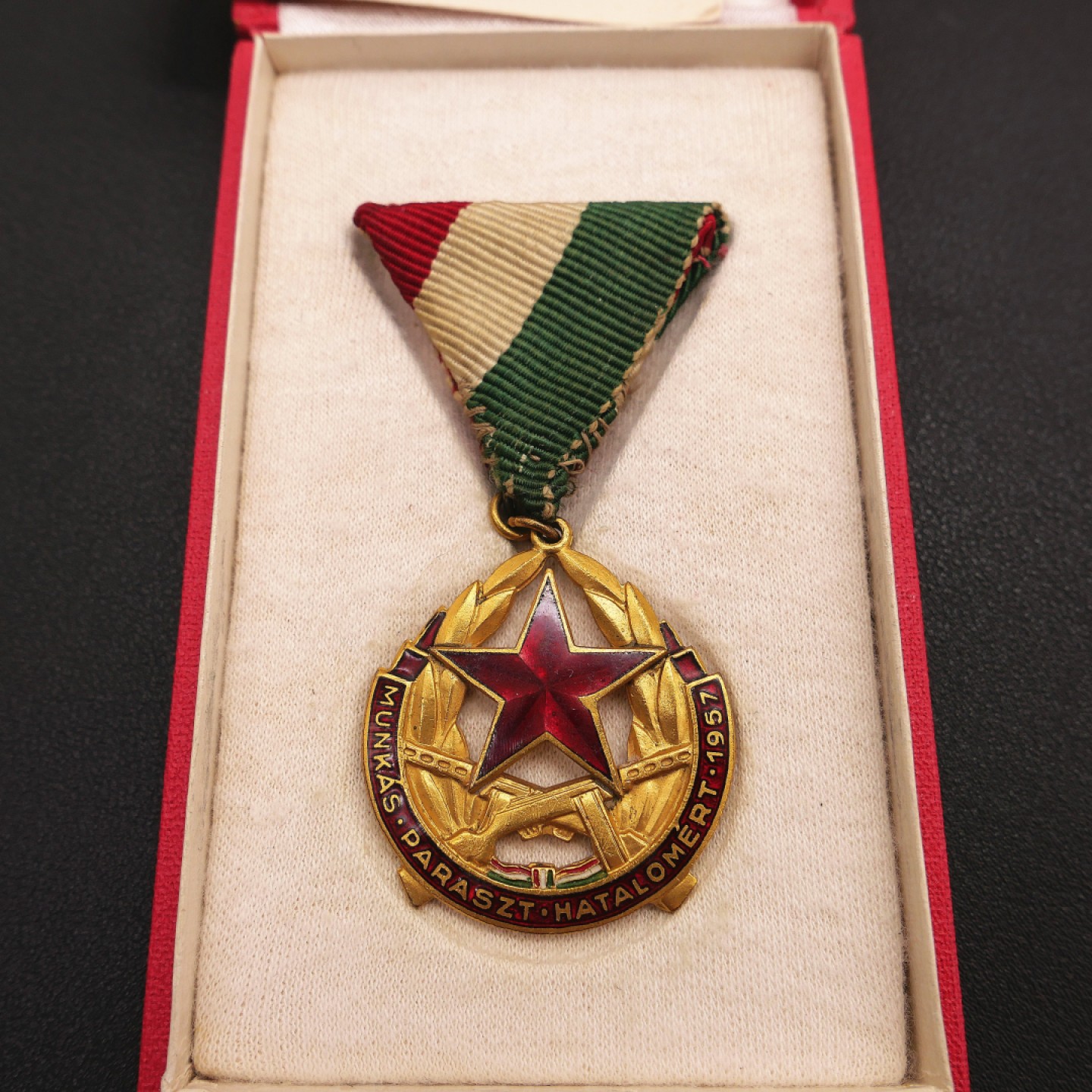 勋章奖章交易所8月20日群拍 匈牙利维护工农统治奖章（原盒带证）