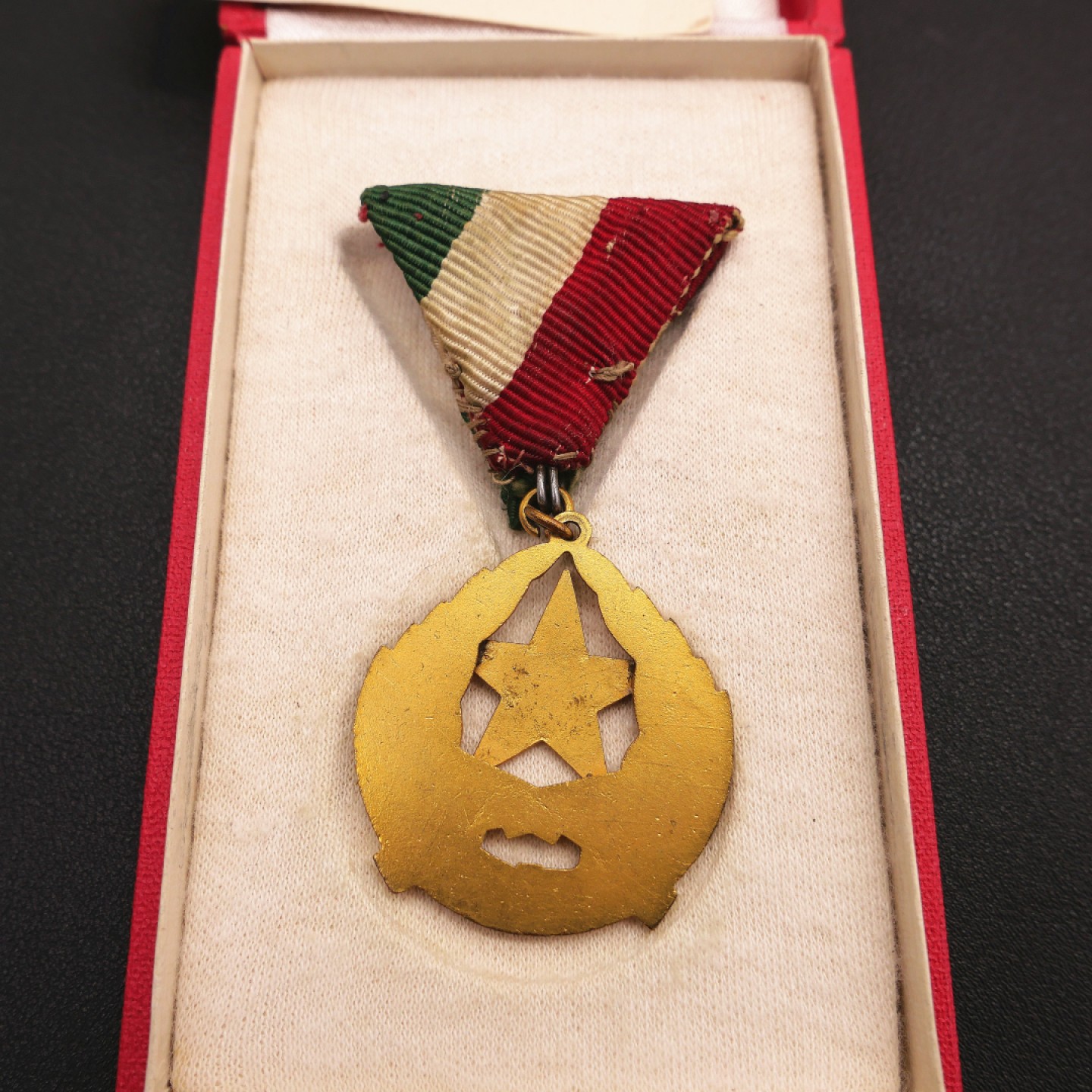 勋章奖章交易所8月20日群拍 匈牙利维护工农统治奖章（原盒带证）