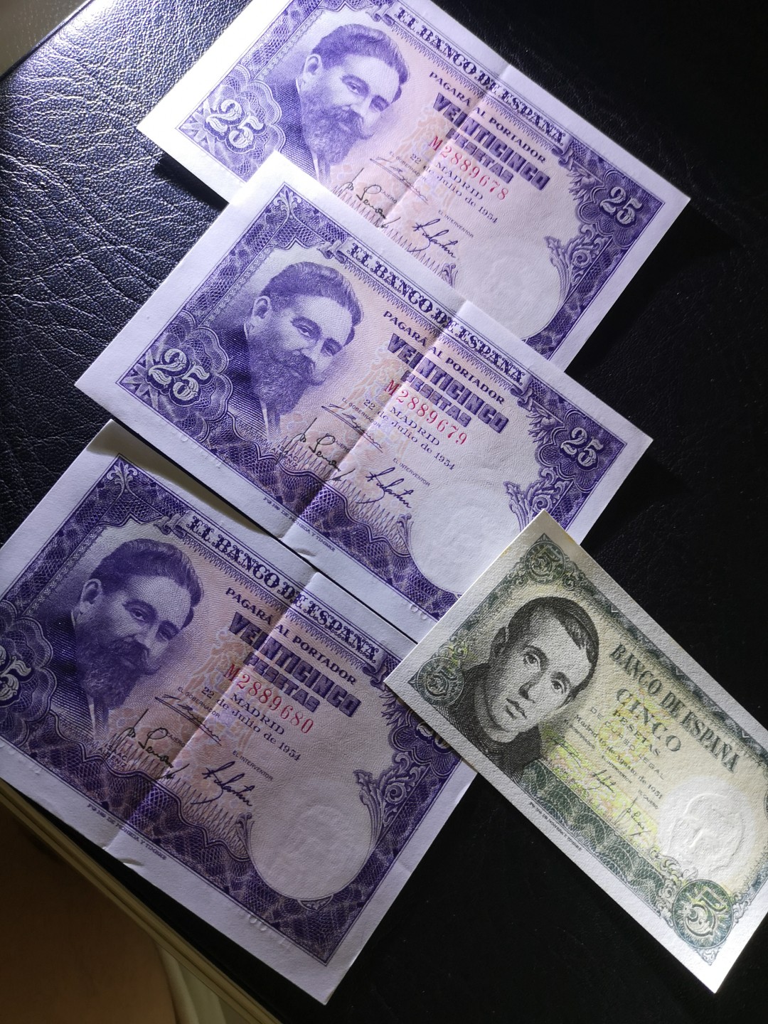 《外钞收藏家》第一百九十六期 1954年西班牙25比塞塔 三张 AU品相+一张小面额有黄斑一起