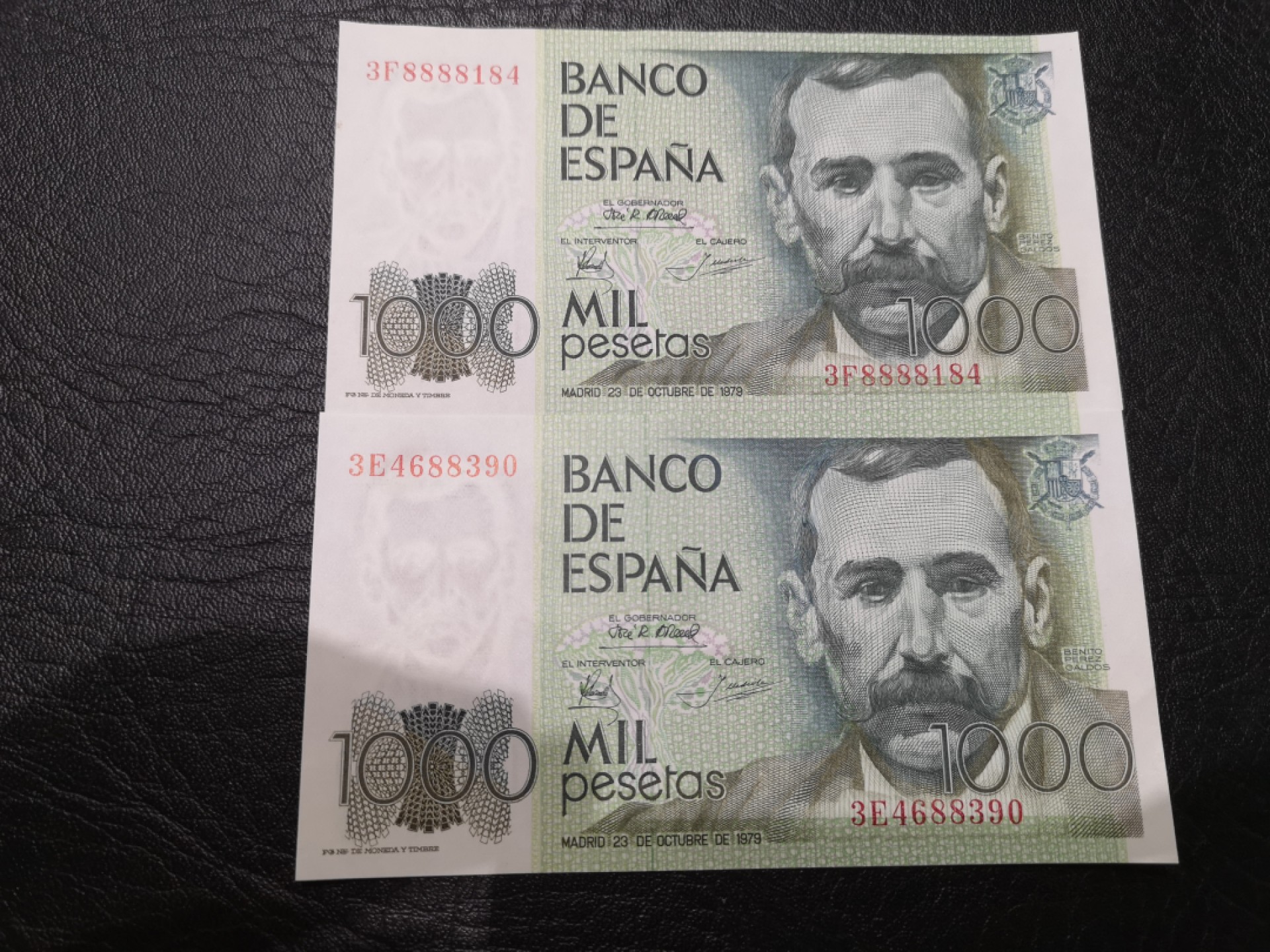 《外钞收藏家》第一百九十六期 1979年西班牙1000比塞塔 两张 全新 有不平整的压痕 不明显