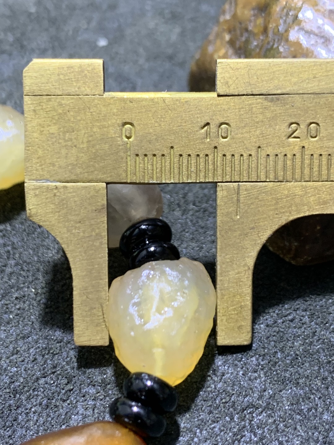 精美阿拉善彩珠玛瑙原石手串一条，