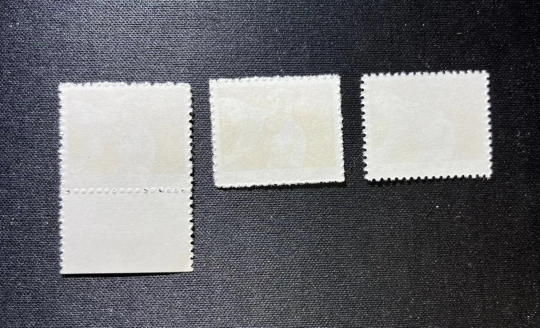 洪涛臻品 麦稀奇首期拍卖 普无号 炼钢工人 全品三枚 整版撕 一枚带边