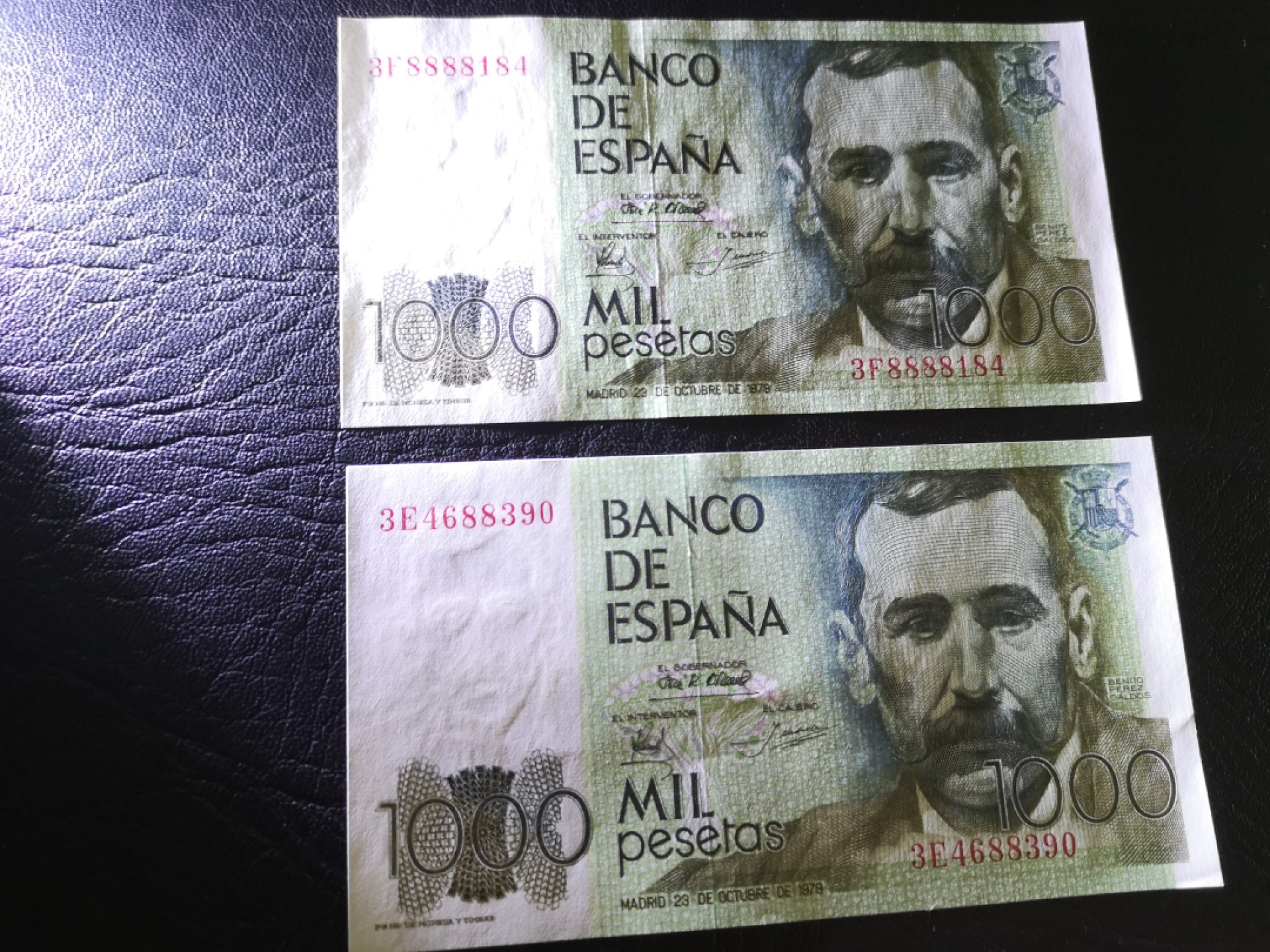《外钞收藏家》第一百九十六期 1979年西班牙1000比塞塔 两张 全新 有不平整的压痕 不明显