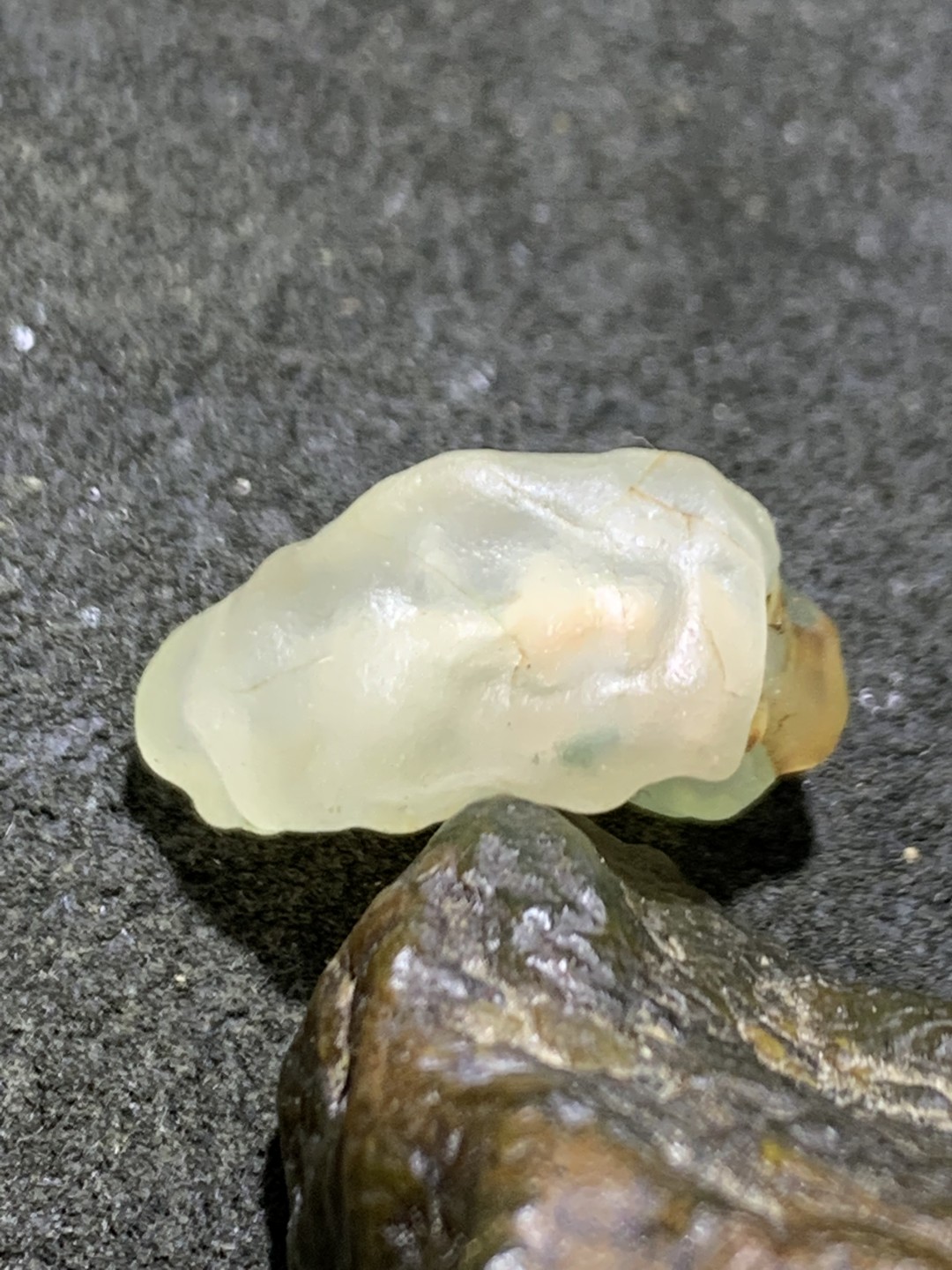天然阿拉善玛瑙原石吊坠一个