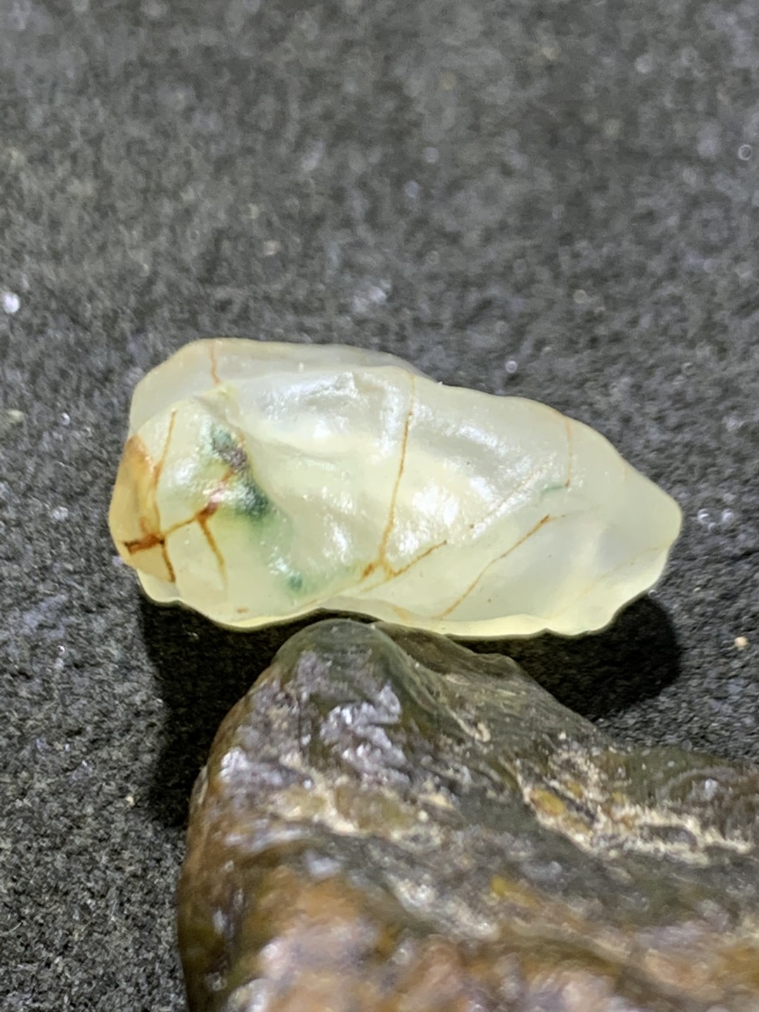 天然阿拉善玛瑙原石吊坠一个