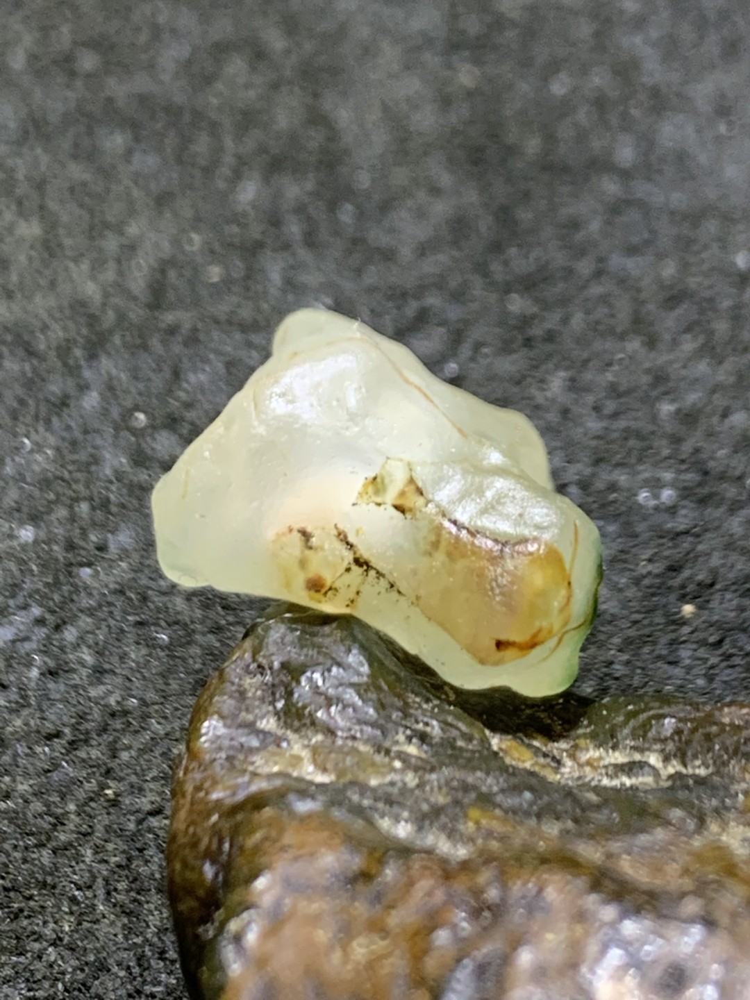 天然阿拉善玛瑙原石吊坠一个