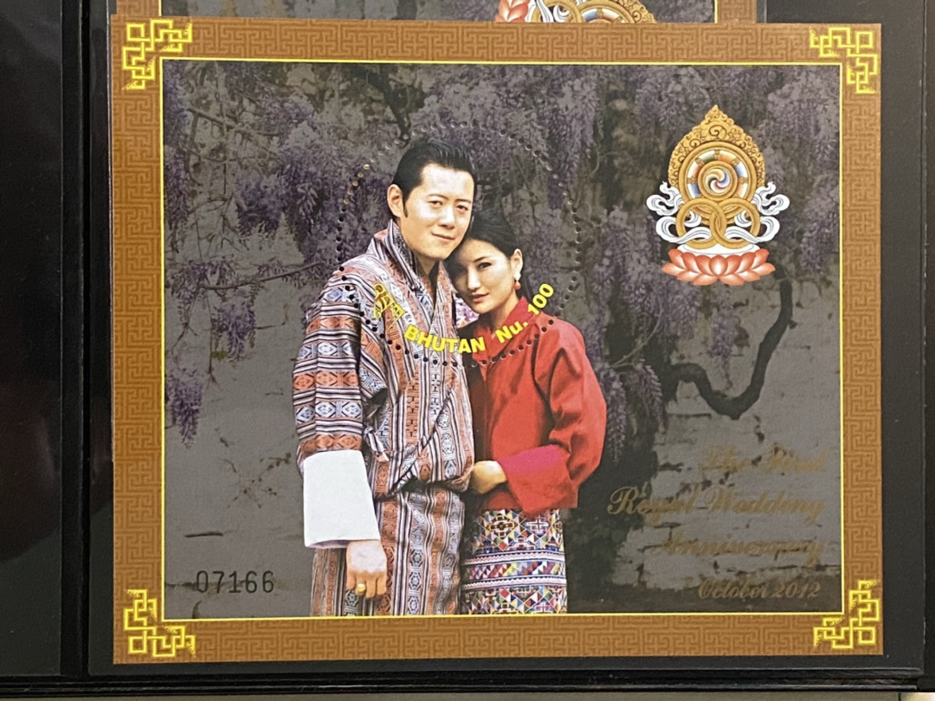 2012年 不丹王国第五任国王和王妃结婚纪念邮票。邮票是小型张