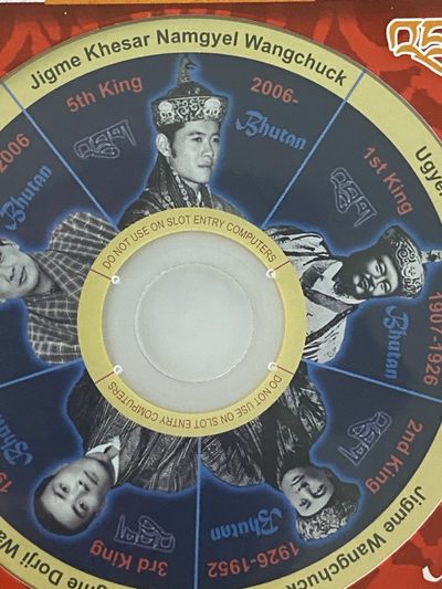 不丹王国 CD光盘邮票。图案包括了不丹王国的历任国王和现在的第五任国王。 - 不丹王国 CD光盘邮票。图案包括了不丹王国的历任国王和现在的第五任国王。