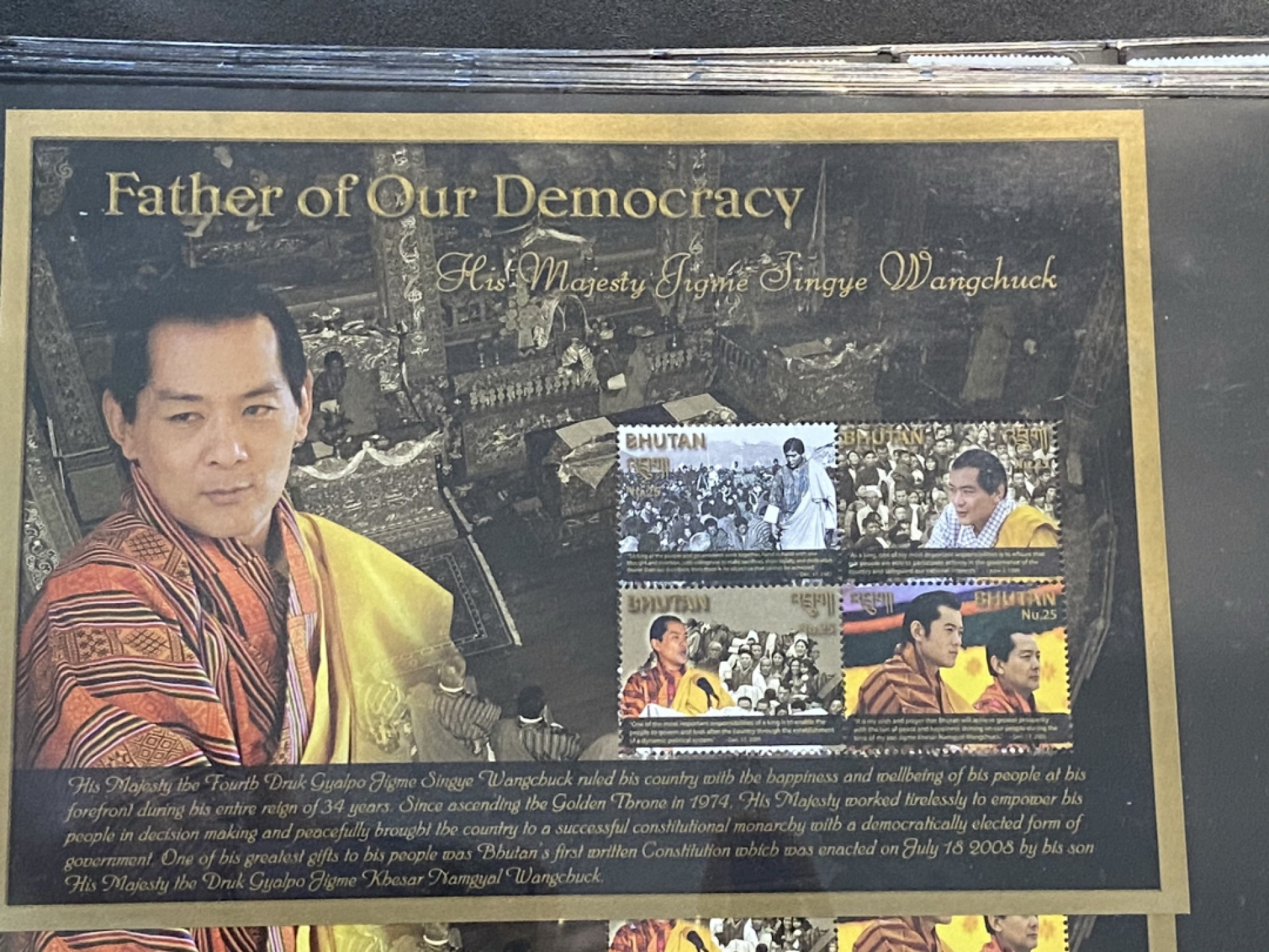 2008年 不丹王国第五任国王纪念第四任国王发行的邮票。邮票是小型张，全新，带背胶的。