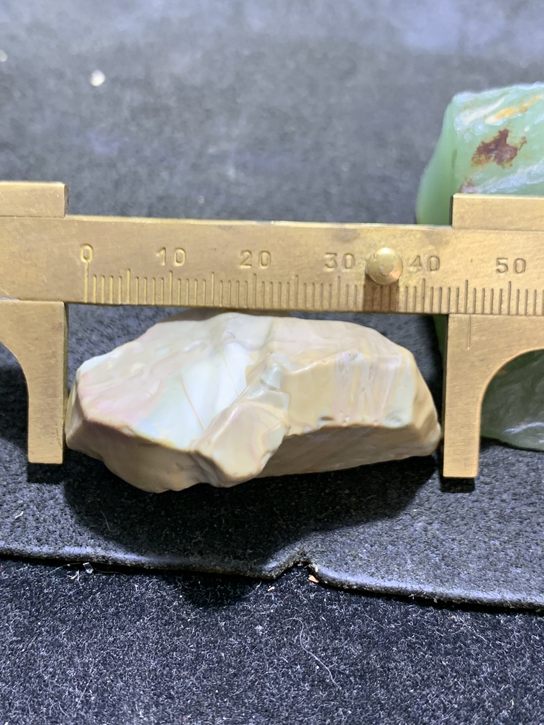 精美天然阿拉善戈壁彩玉原石一颗，
