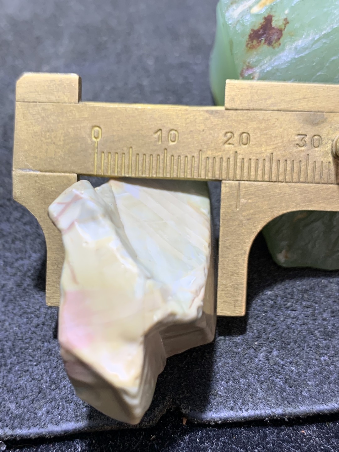 精美天然阿拉善戈壁彩玉原石一颗，