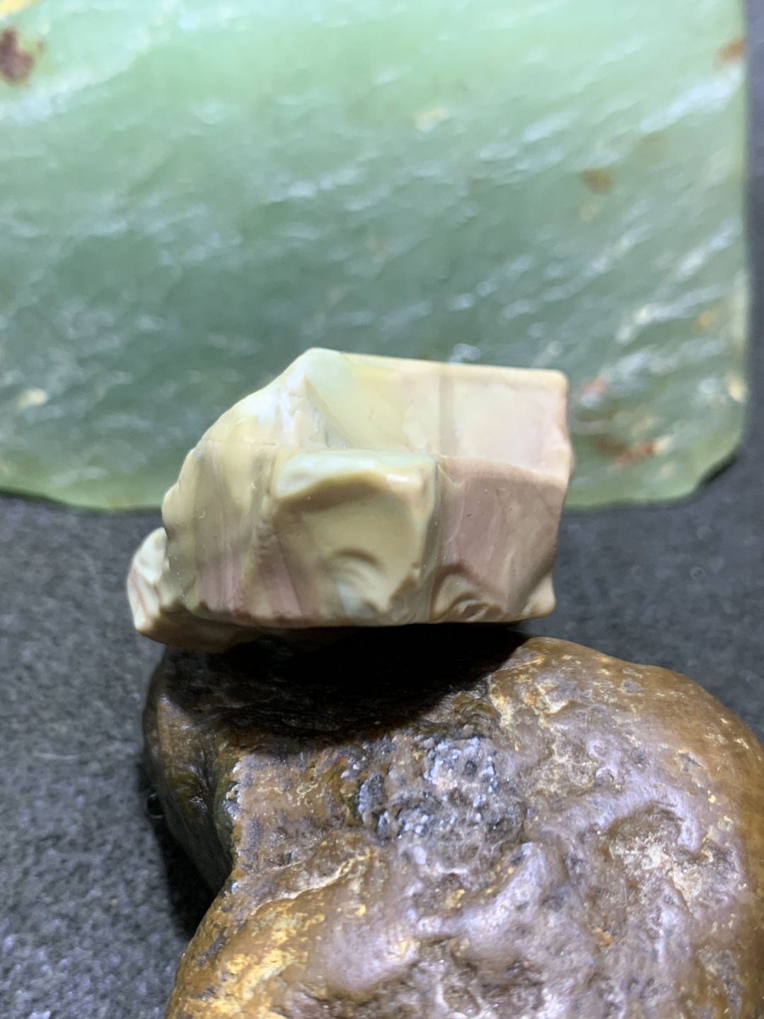 精美天然阿拉善戈壁彩玉原石一颗，