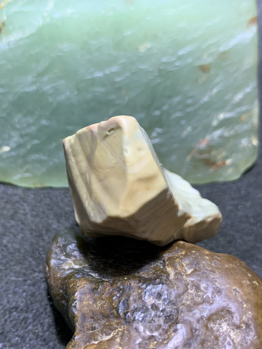 精美天然阿拉善戈壁彩玉原石一颗，