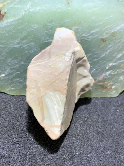 精美天然阿拉善戈壁彩玉原石一颗， - 精美天然阿拉善戈壁彩玉原石一颗，