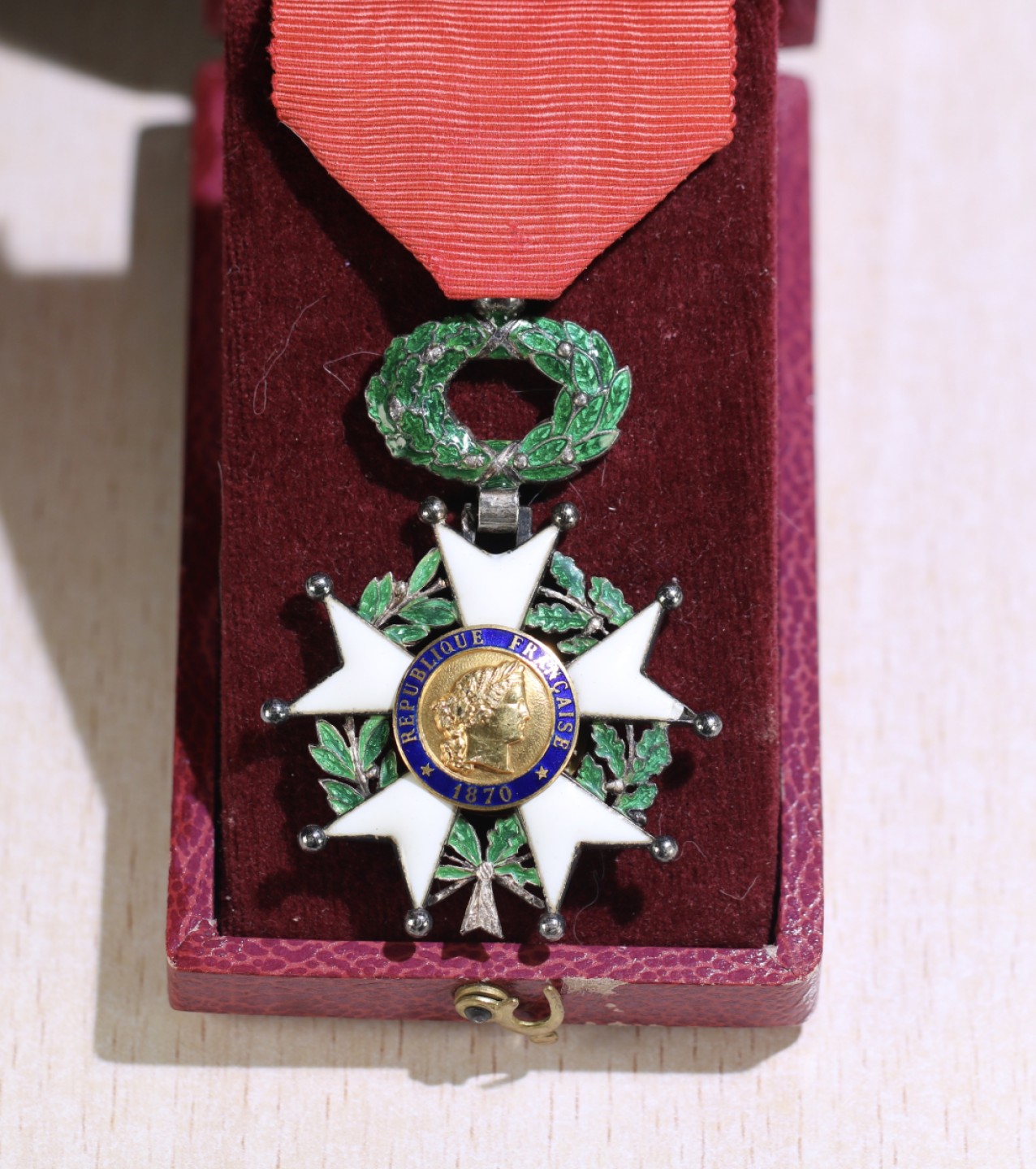 大猫徽章拍卖第200期 法国🇫🇷荣誉军团勋章 第三共和 银质原盒带证 荣军证书是羊皮纸制 1916年签发